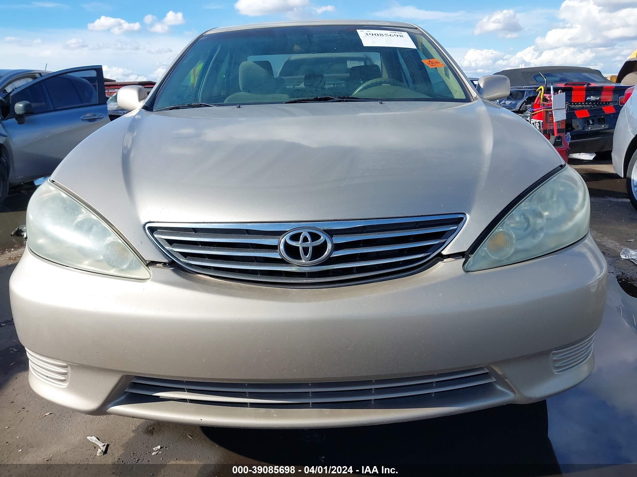 Photo 11 VIN: 4T1BE32KX5U569959 - TOYOTA CAMRY 