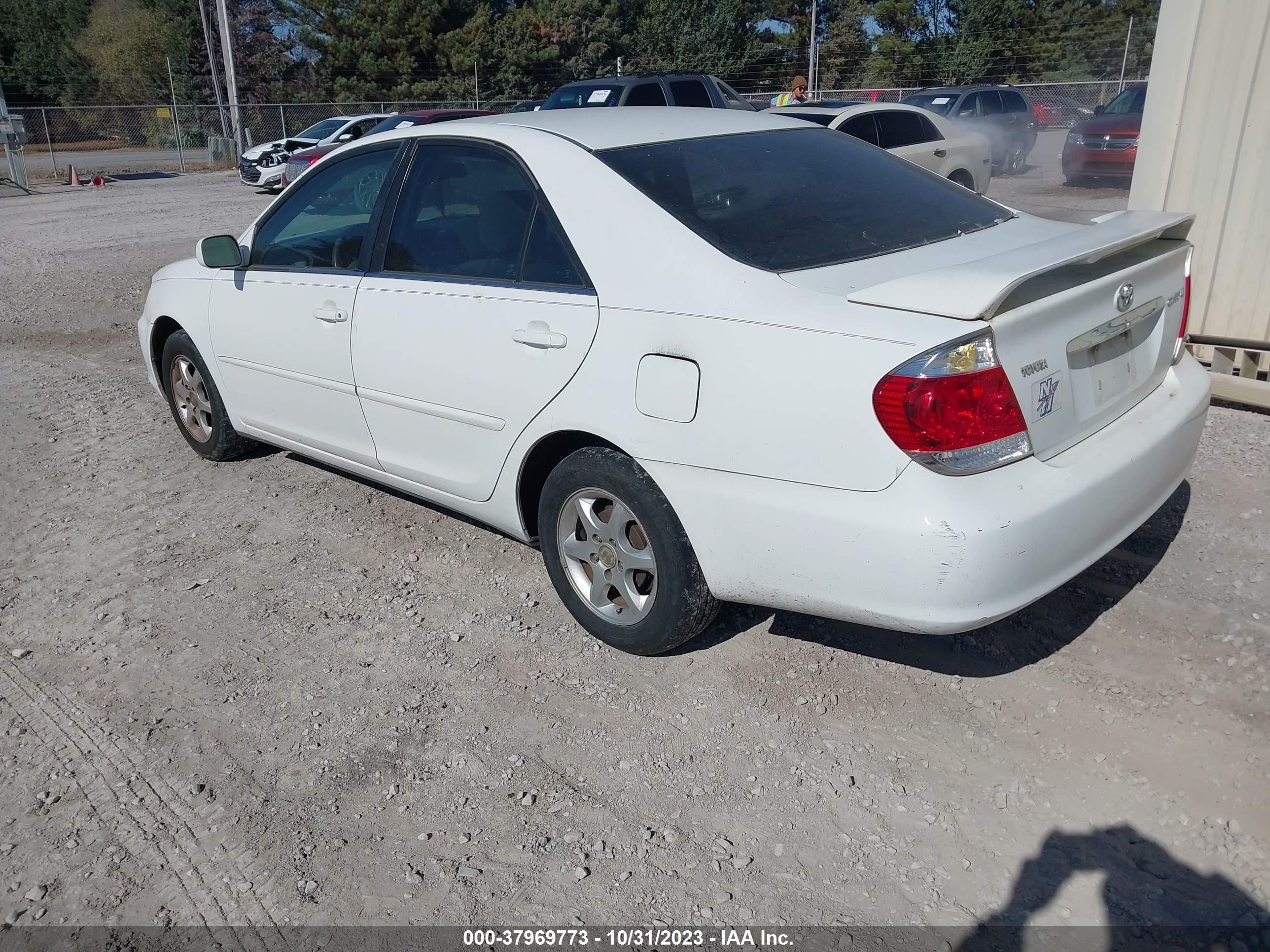 Photo 2 VIN: 4T1BE32KX5U603432 - TOYOTA CAMRY 