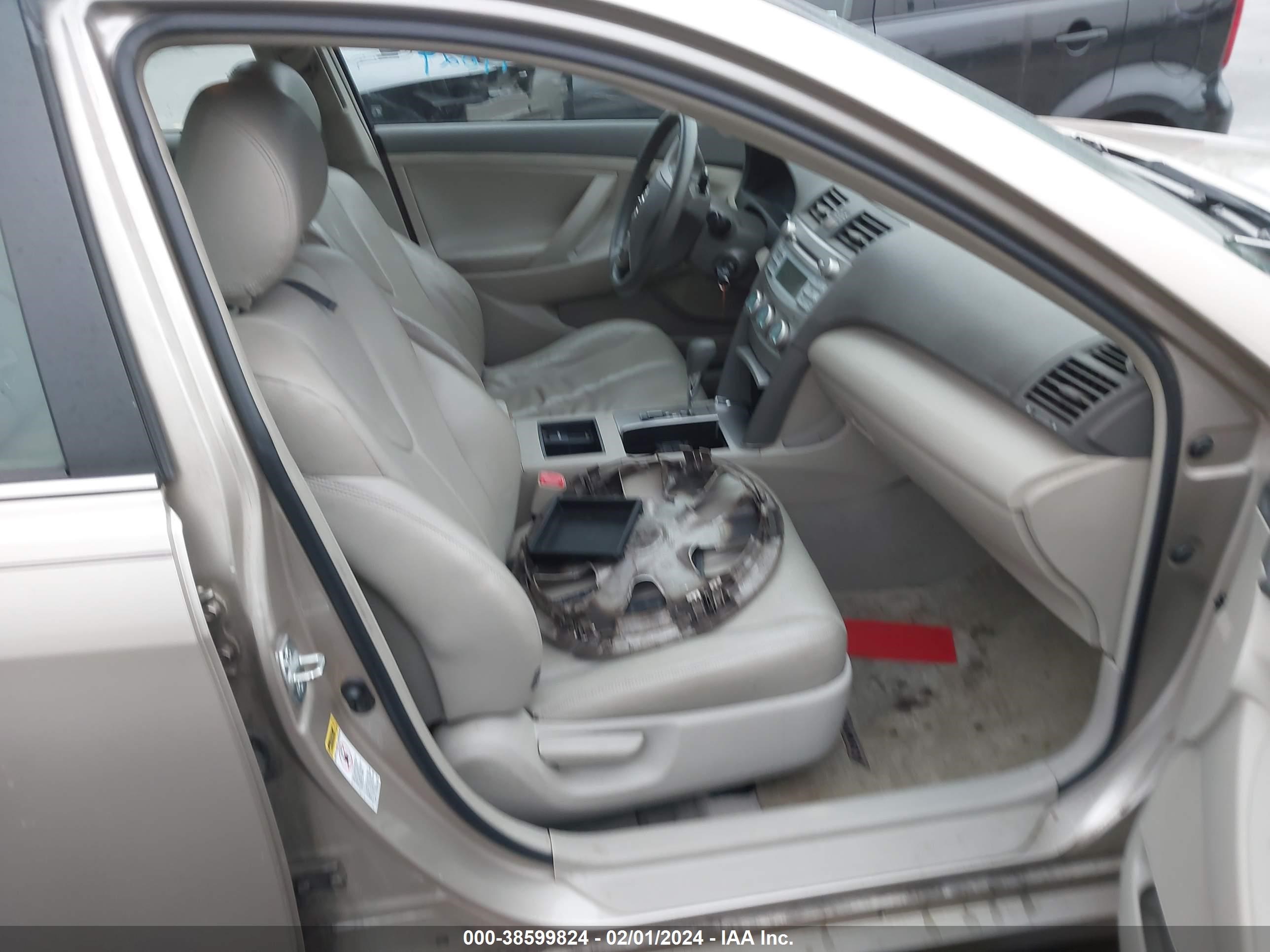 Photo 4 VIN: 4T1BE46K07U692947 - TOYOTA CAMRY 