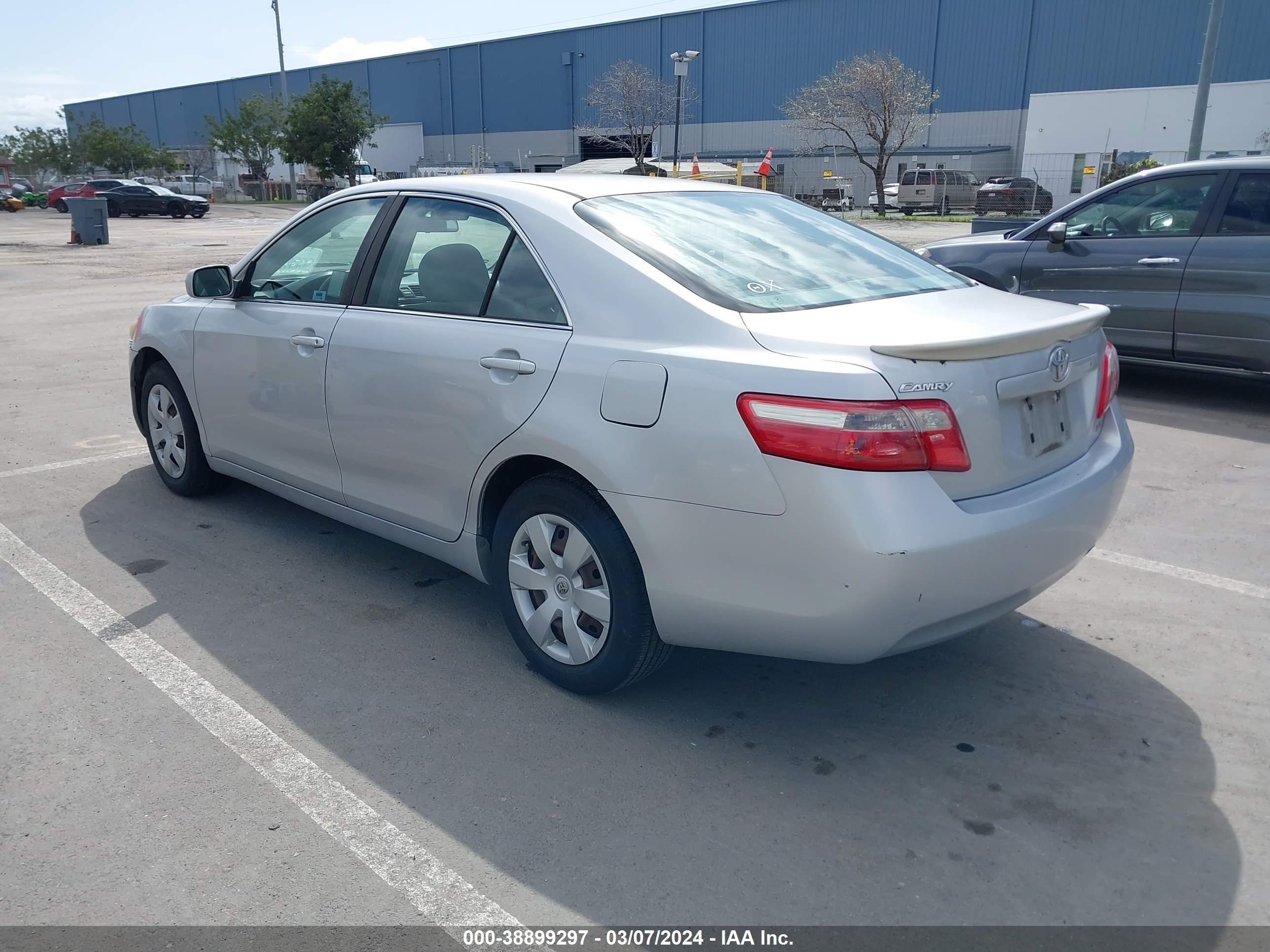 Photo 2 VIN: 4T1BE46K17U590637 - TOYOTA CAMRY 