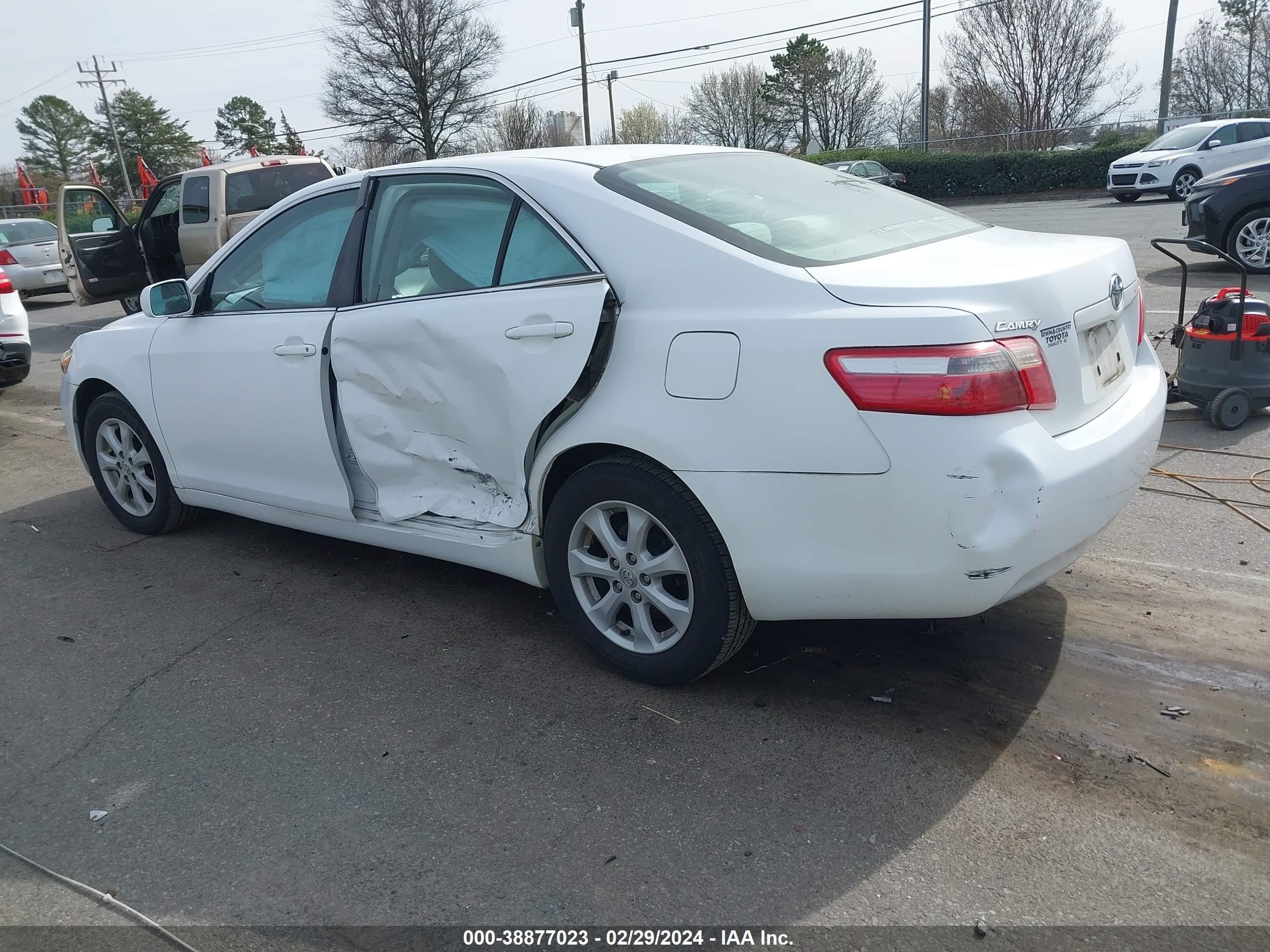 Photo 2 VIN: 4T1BE46K37U689069 - TOYOTA CAMRY 