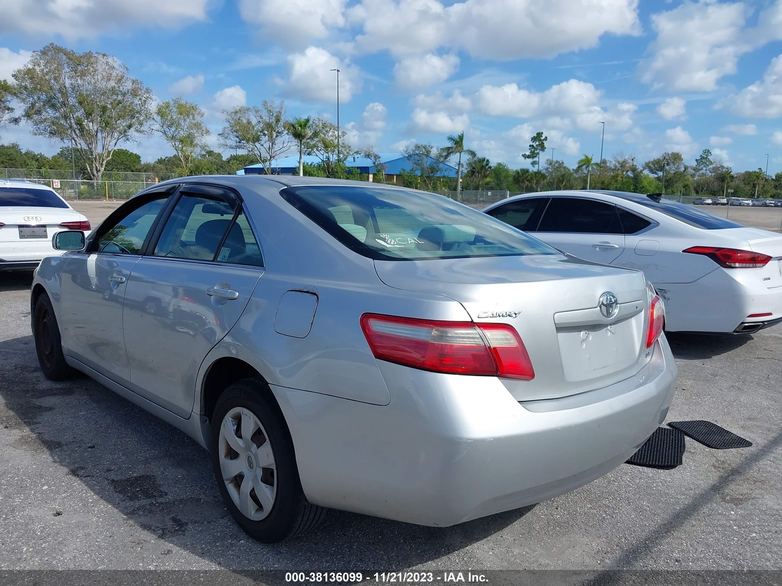 Photo 2 VIN: 4T1BE46K57U569970 - TOYOTA CAMRY 