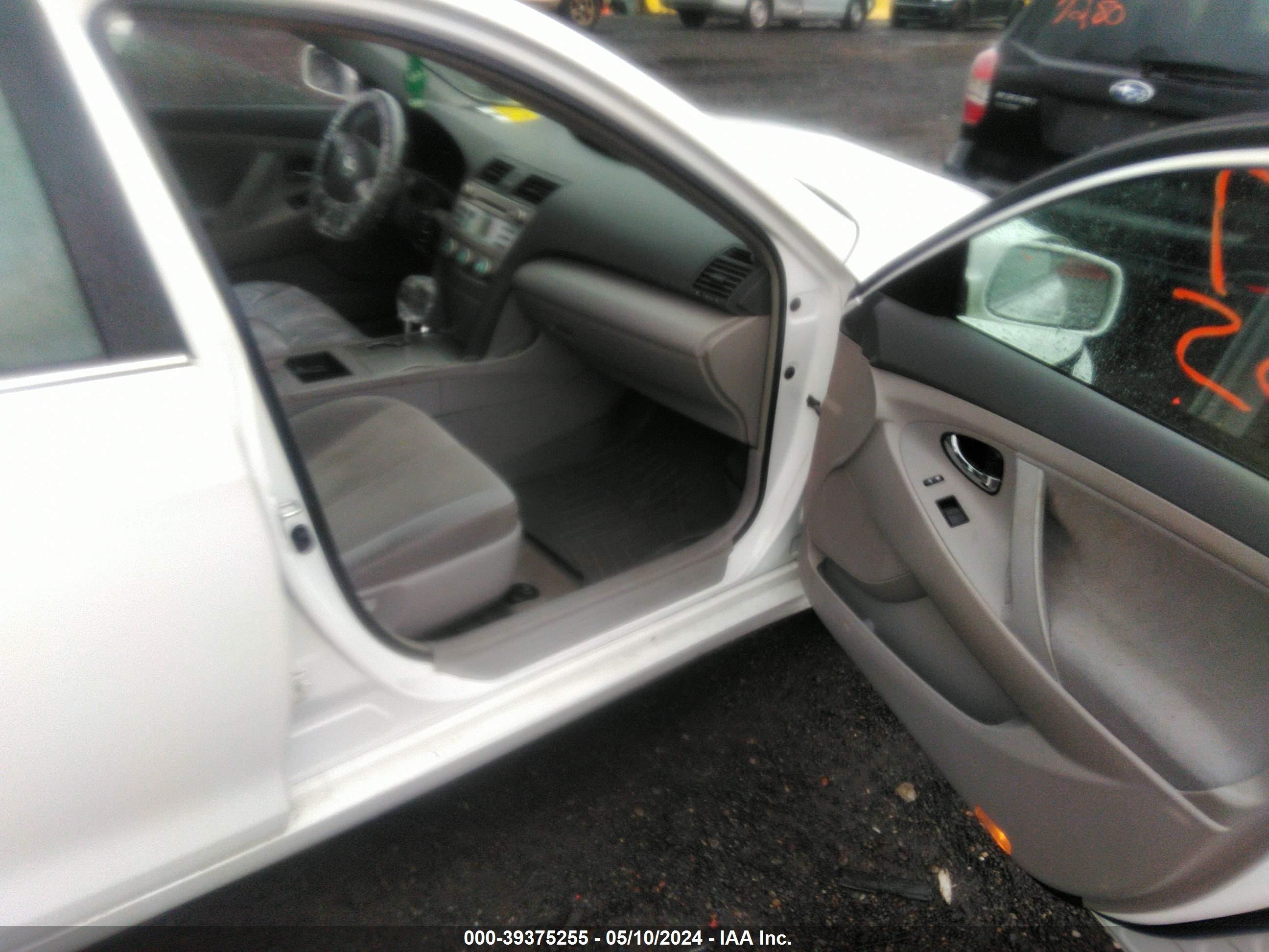 Photo 4 VIN: 4T1BE46K69U807327 - TOYOTA CAMRY 