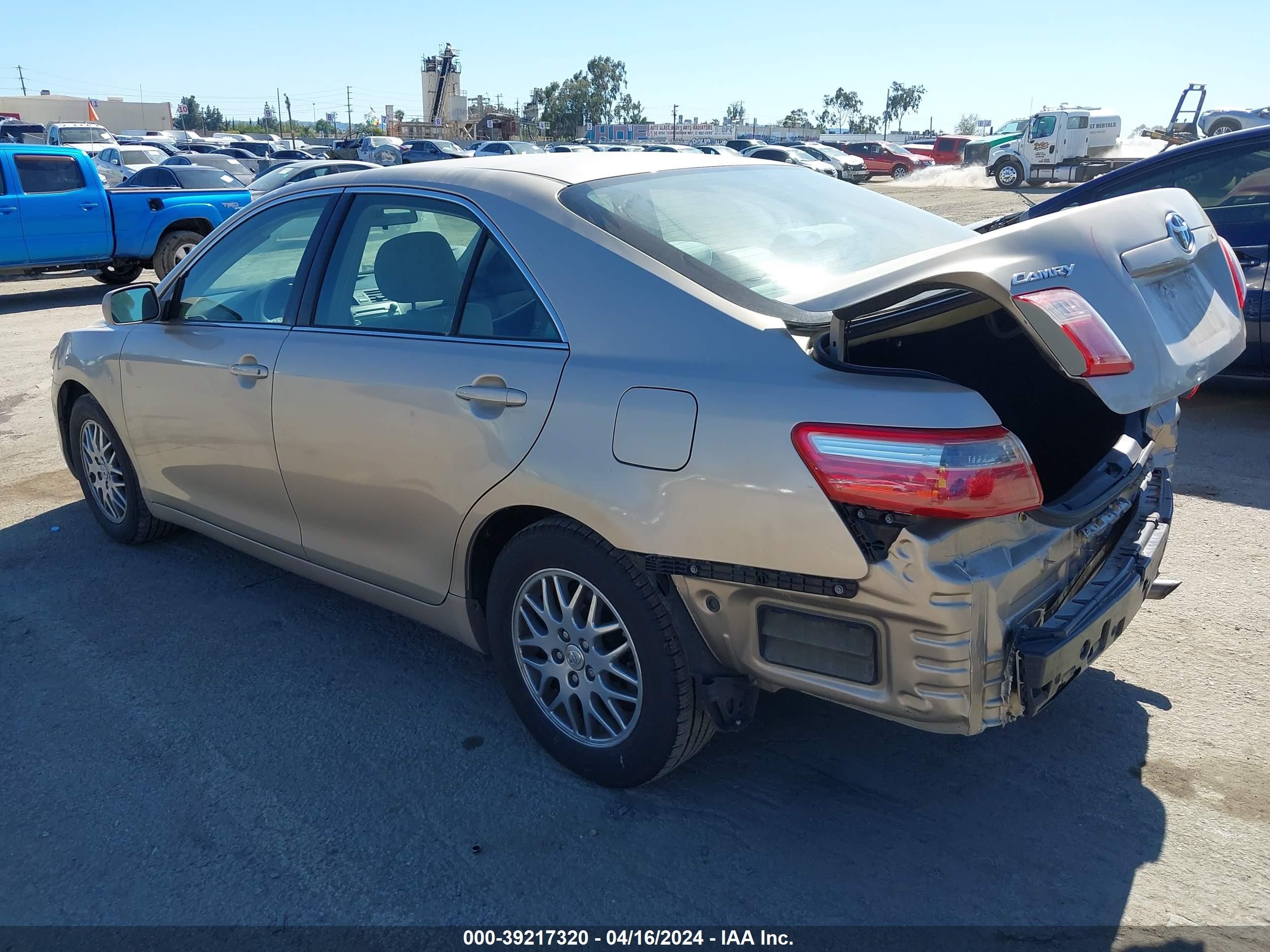 Photo 2 VIN: 4T1BE46KX7U592502 - TOYOTA CAMRY 