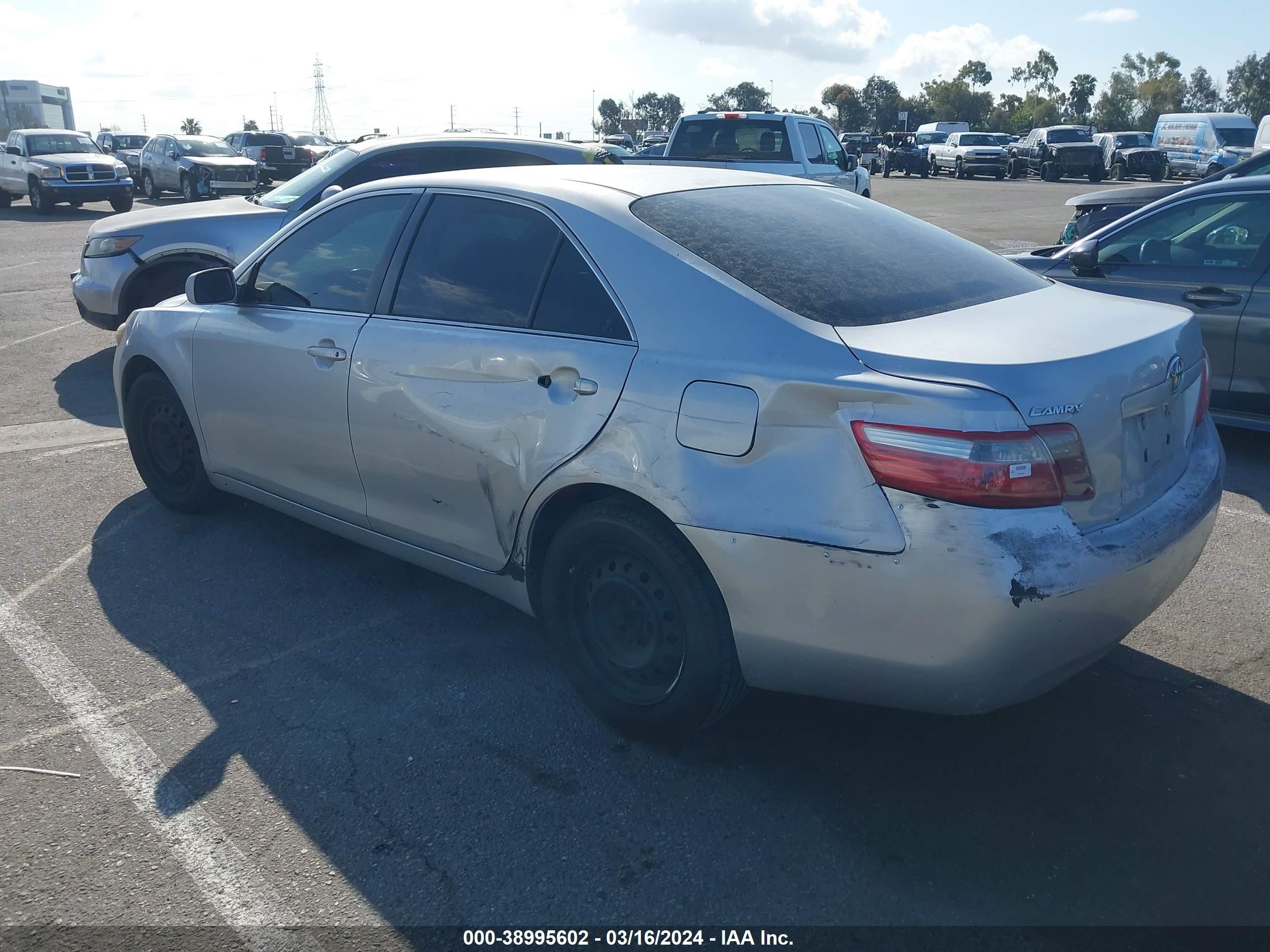 Photo 2 VIN: 4T1BE46KX7U665075 - TOYOTA CAMRY 