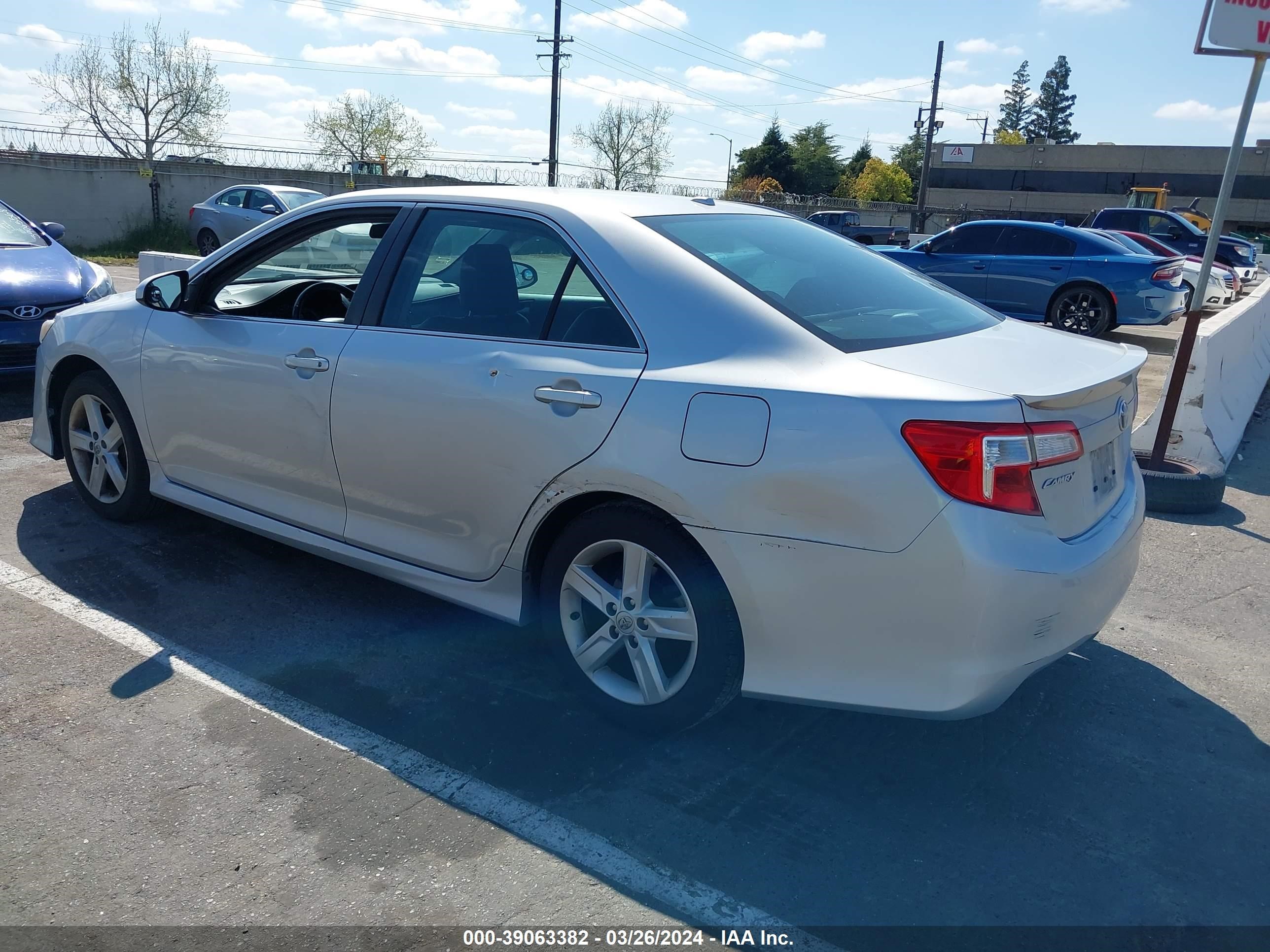 Photo 2 VIN: 4T1BF1FK2EU413104 - TOYOTA CAMRY 