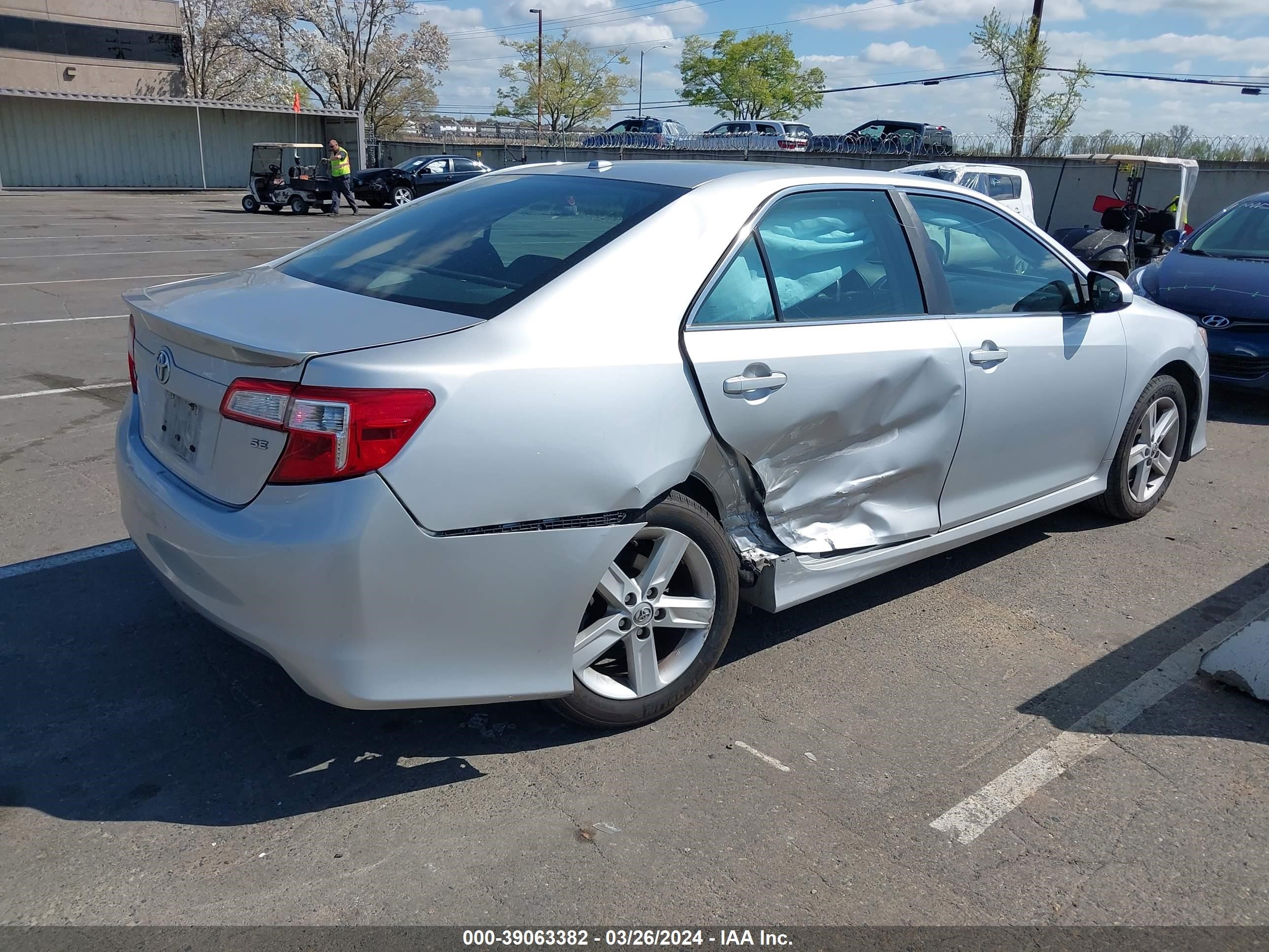 Photo 3 VIN: 4T1BF1FK2EU413104 - TOYOTA CAMRY 