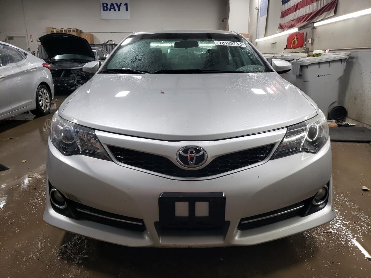 Photo 4 VIN: 4T1BF1FK5DU273807 - TOYOTA CAMRY 