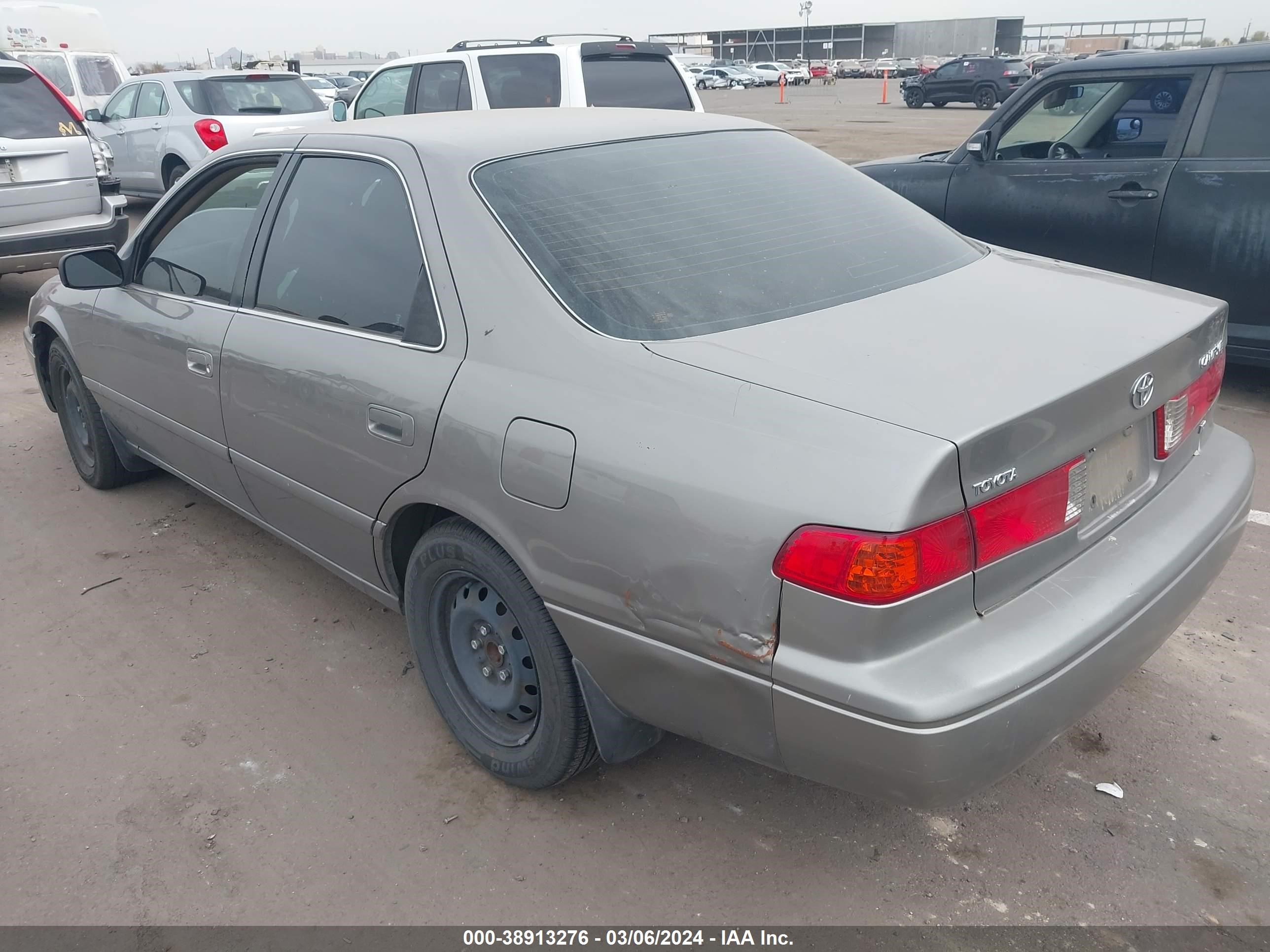 Photo 2 VIN: 4T1BF22K0YU108054 - TOYOTA CAMRY 