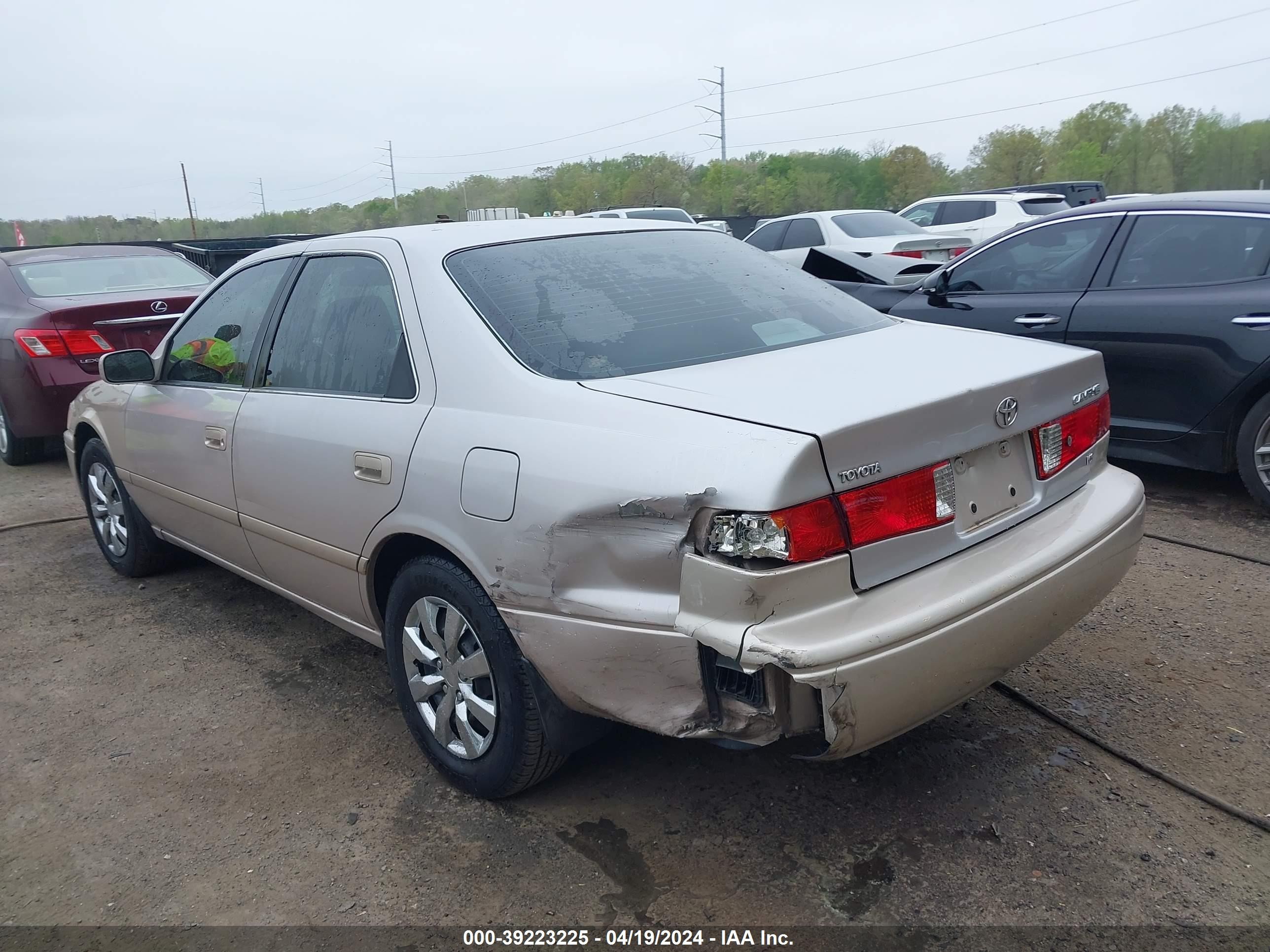 Photo 2 VIN: 4T1BF22K0YU109950 - TOYOTA CAMRY 