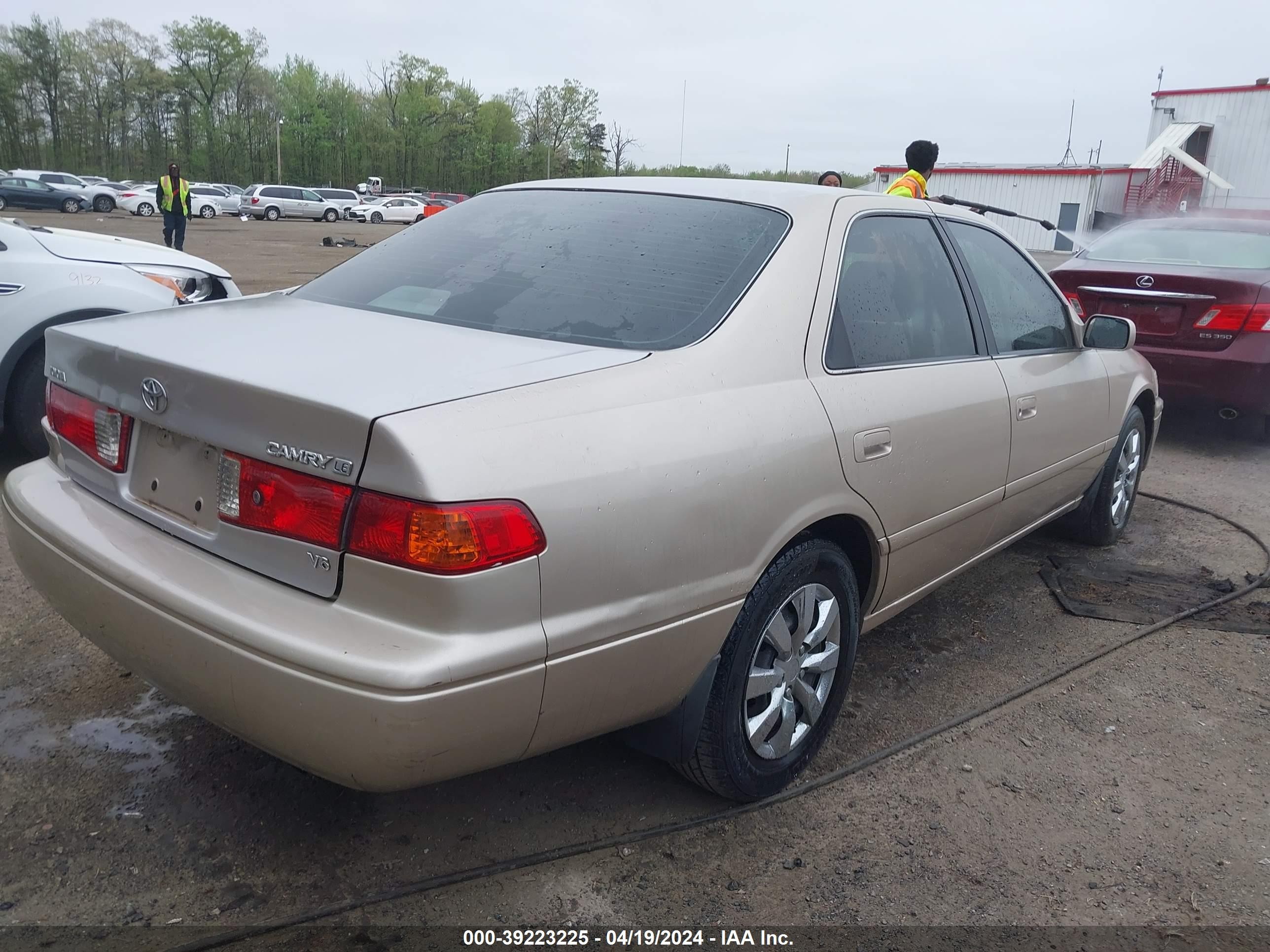 Photo 3 VIN: 4T1BF22K0YU109950 - TOYOTA CAMRY 