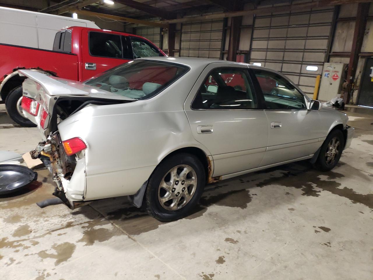 Photo 2 VIN: 4T1BF22K3YU098541 - TOYOTA CAMRY 