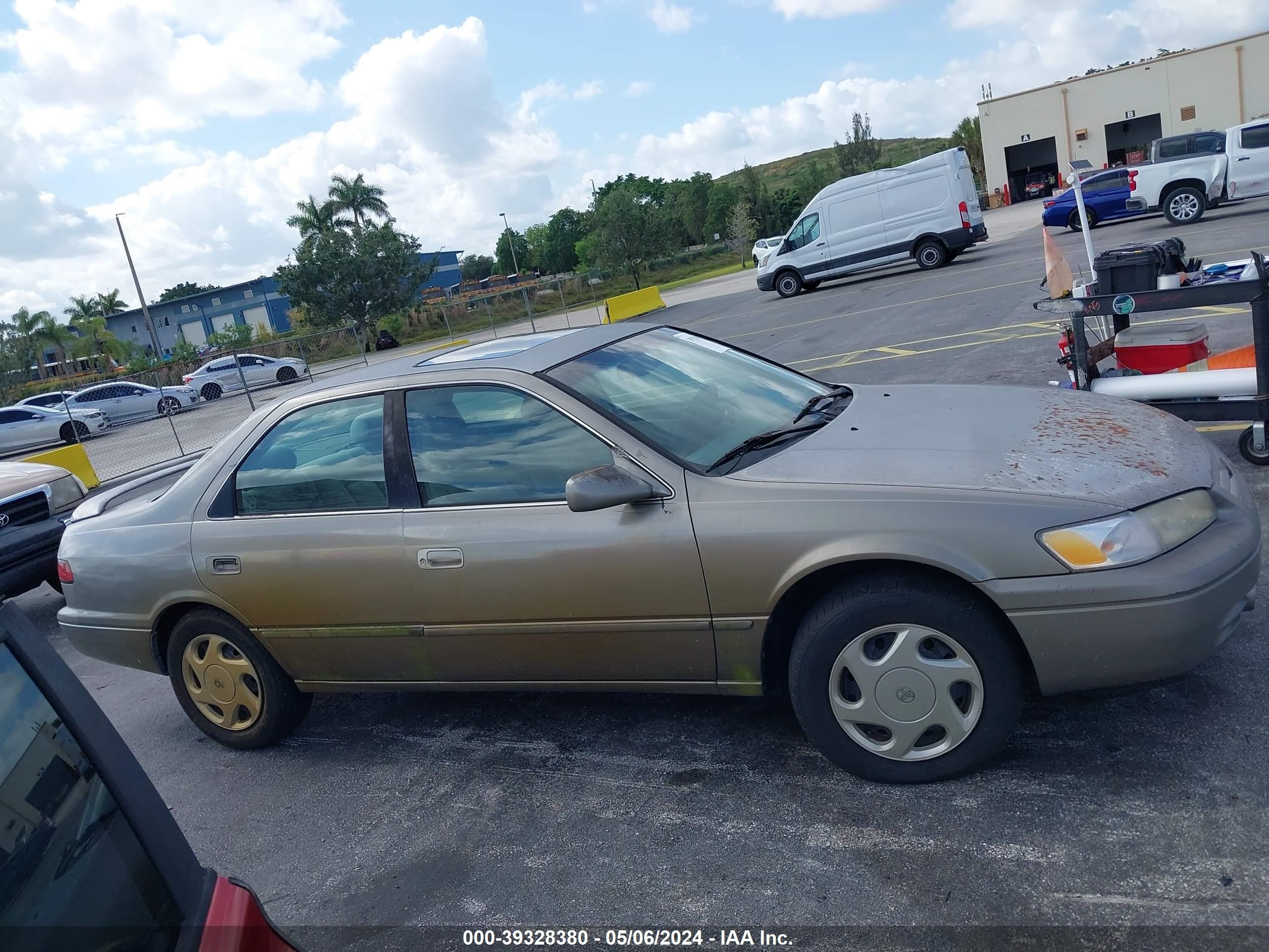 Photo 12 VIN: 4T1BF22K4VU038103 - TOYOTA CAMRY 