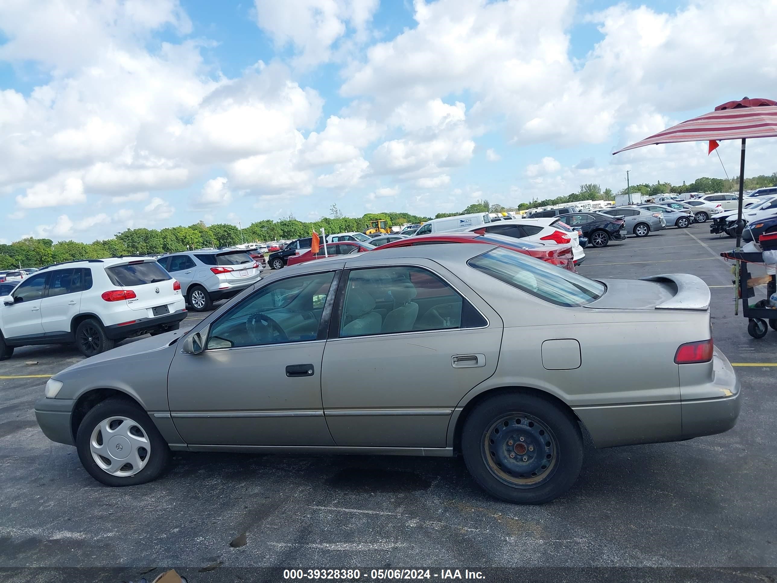 Photo 13 VIN: 4T1BF22K4VU038103 - TOYOTA CAMRY 