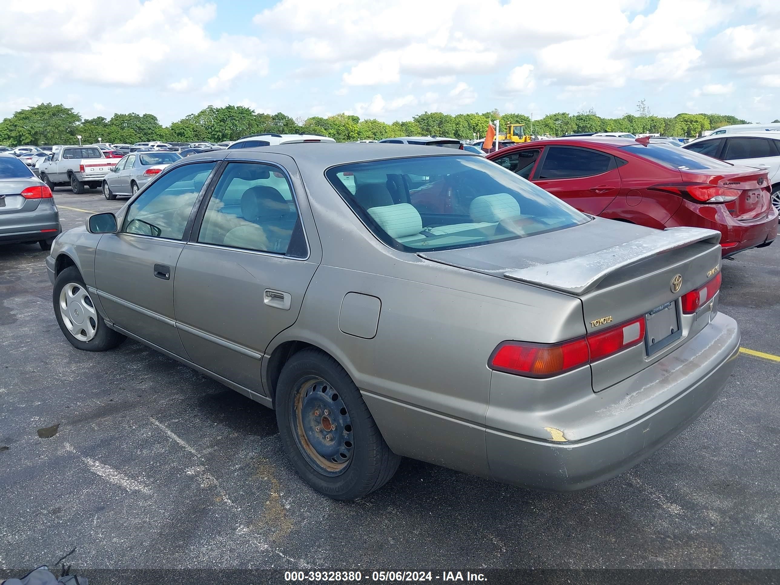 Photo 2 VIN: 4T1BF22K4VU038103 - TOYOTA CAMRY 