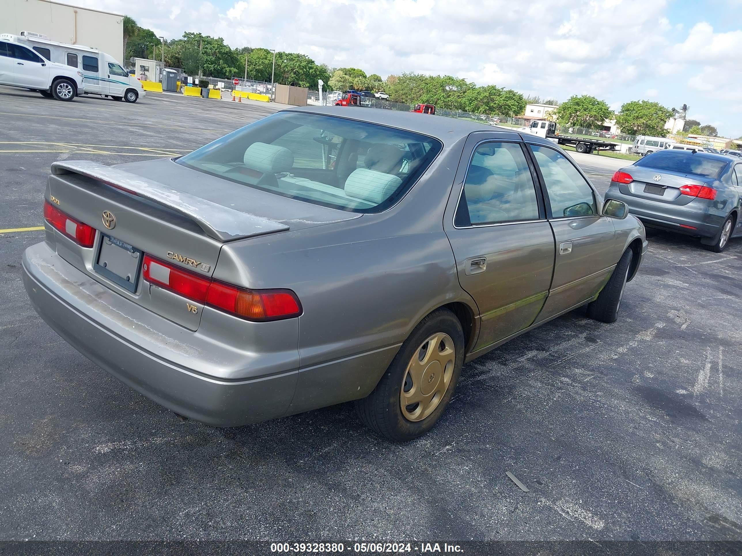 Photo 3 VIN: 4T1BF22K4VU038103 - TOYOTA CAMRY 