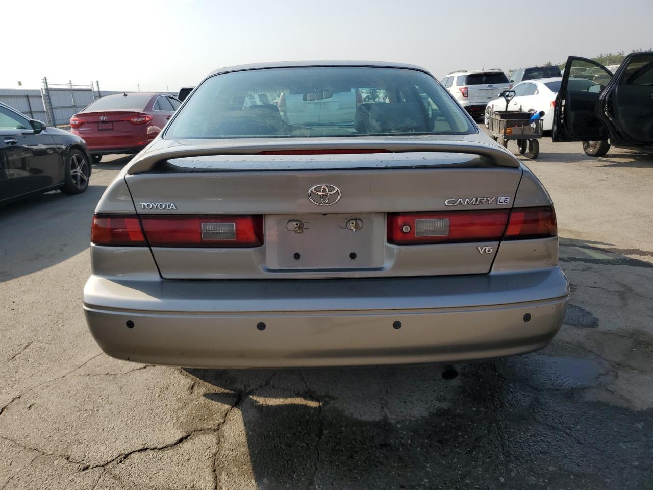 Photo 5 VIN: 4T1BF22K4XU080130 - TOYOTA CAMRY 