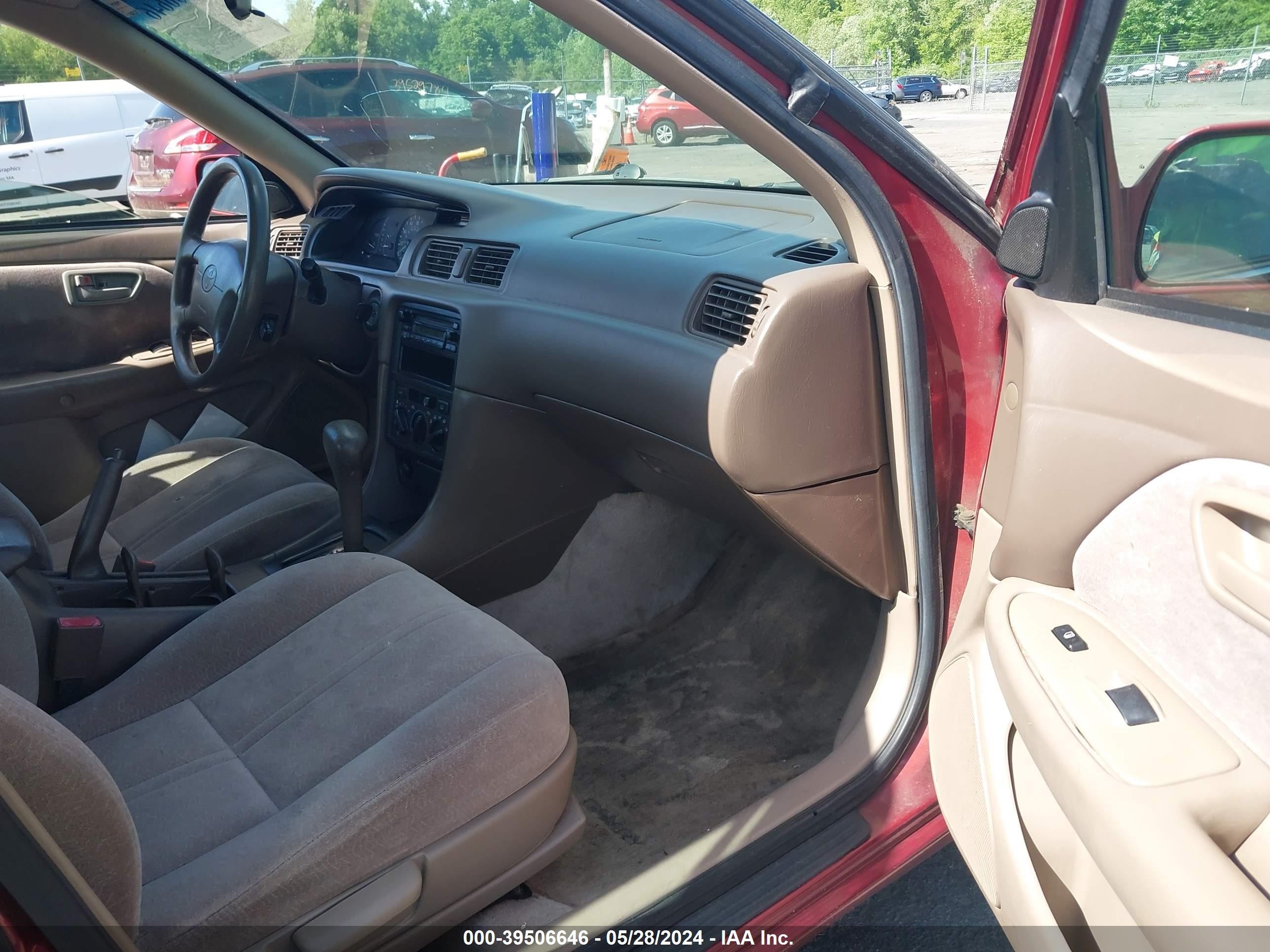 Photo 4 VIN: 4T1BF22K7WU927575 - TOYOTA CAMRY 