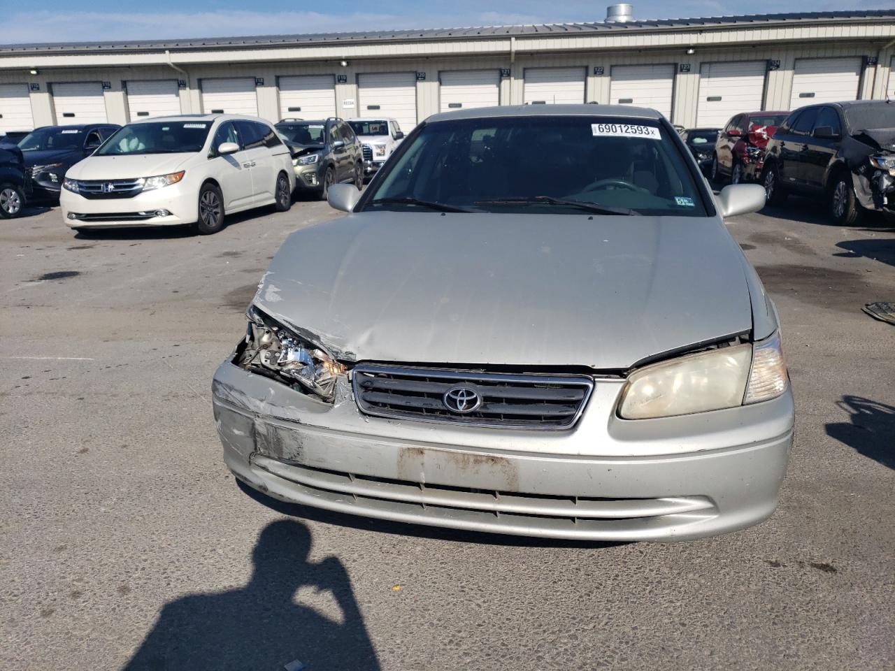 Photo 4 VIN: 4T1BF22K7YU111615 - TOYOTA CAMRY 