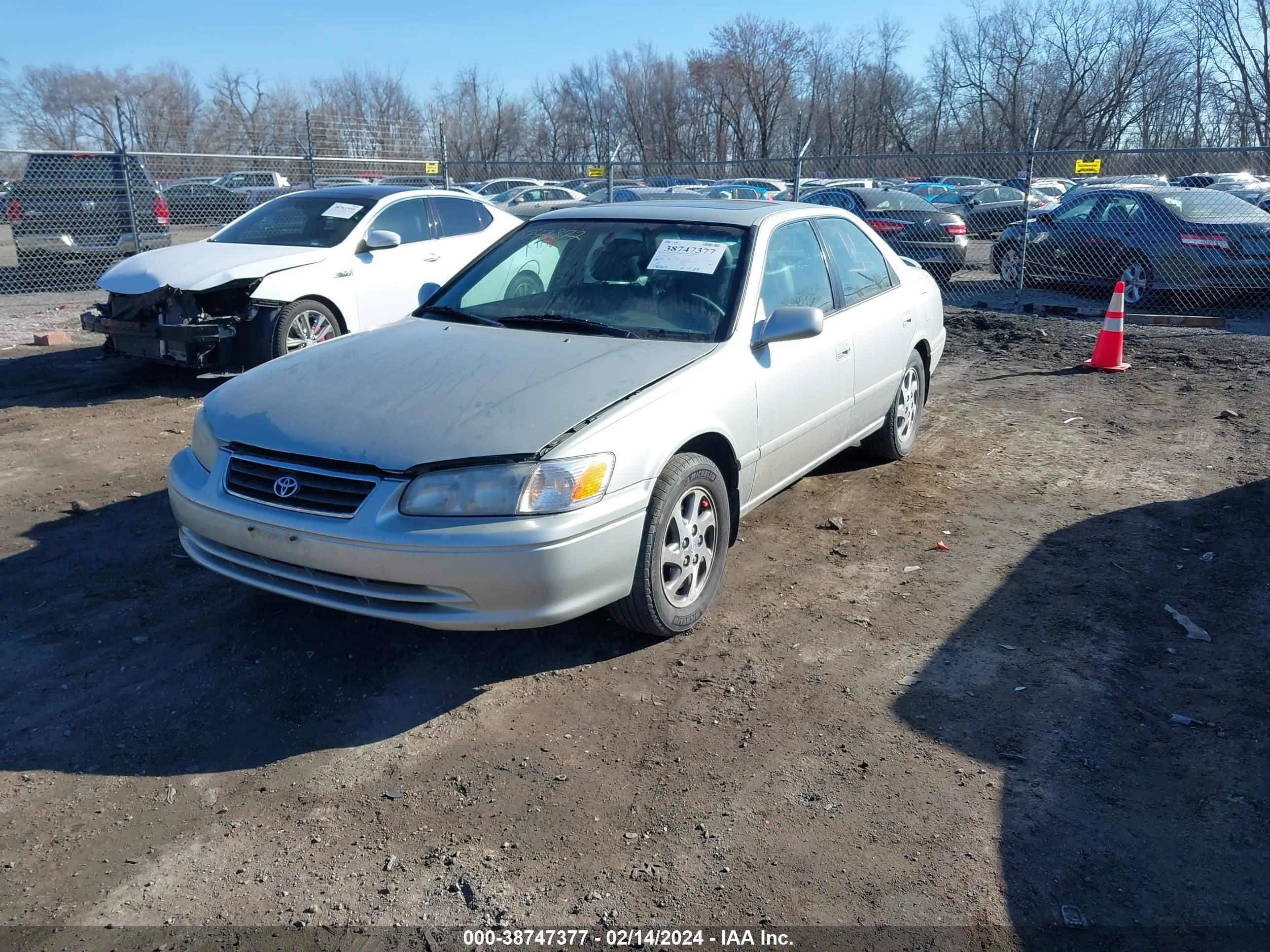 Photo 1 VIN: 4T1BF22K8YU112515 - TOYOTA CAMRY 