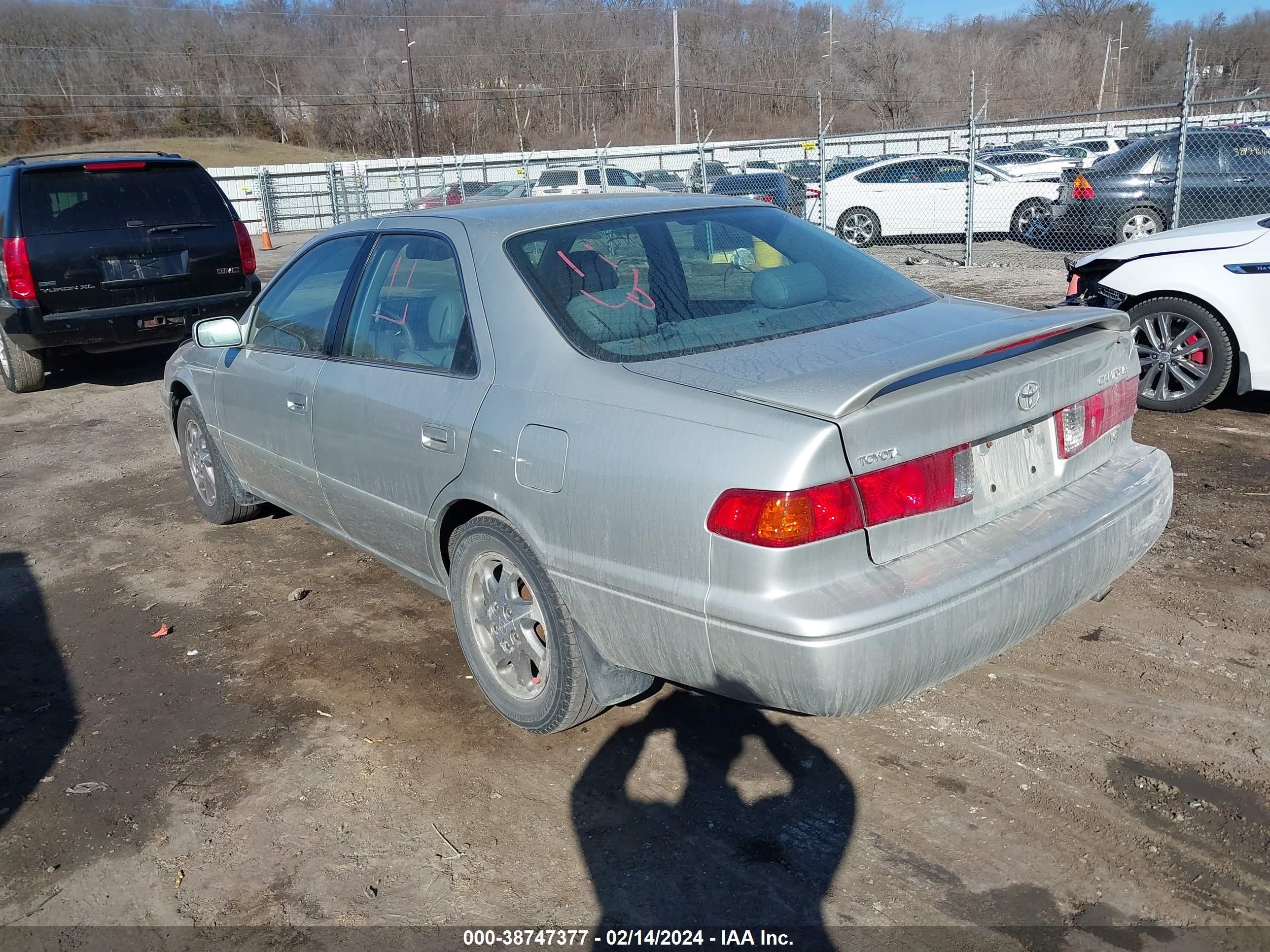 Photo 2 VIN: 4T1BF22K8YU112515 - TOYOTA CAMRY 