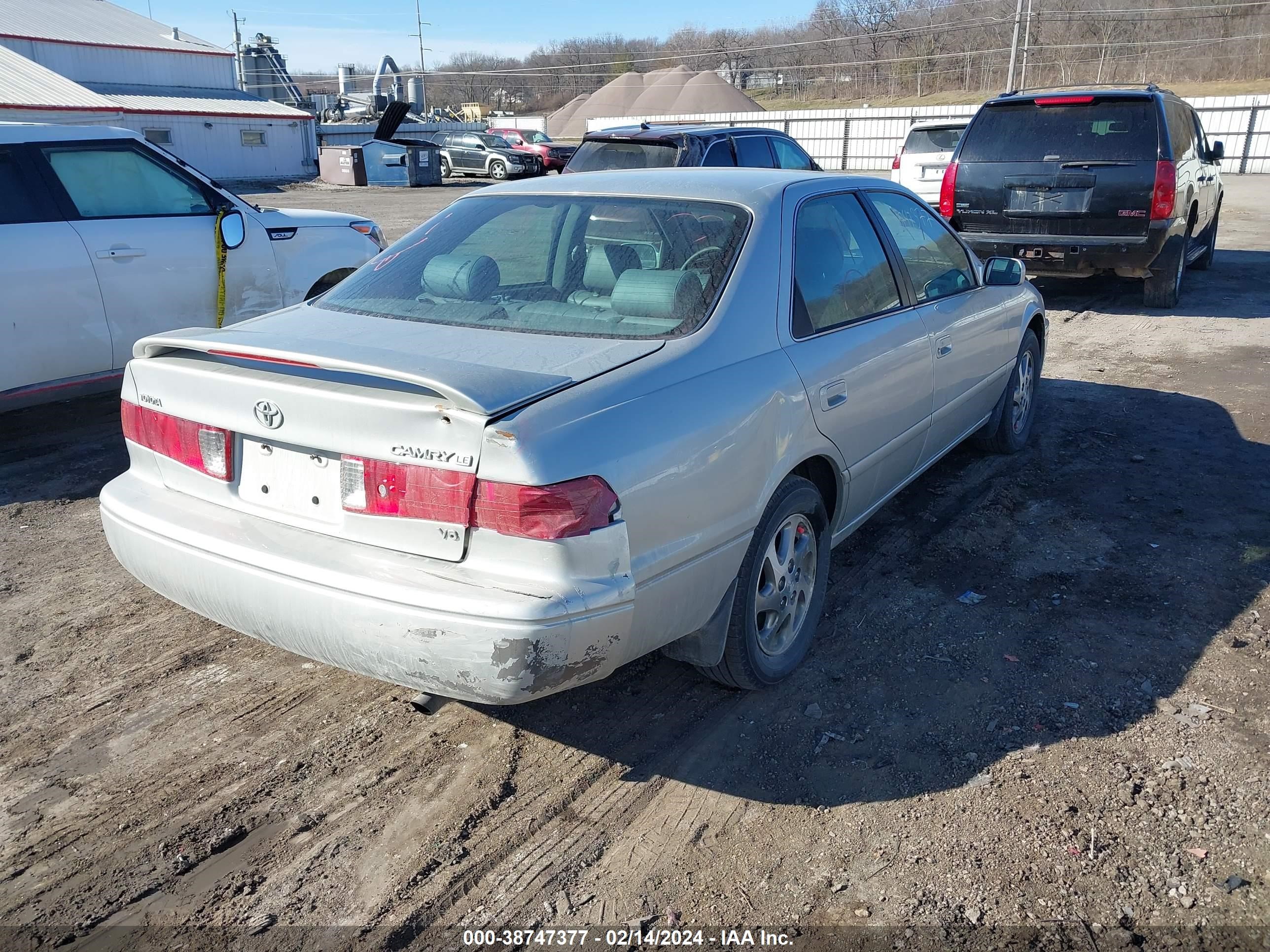 Photo 3 VIN: 4T1BF22K8YU112515 - TOYOTA CAMRY 