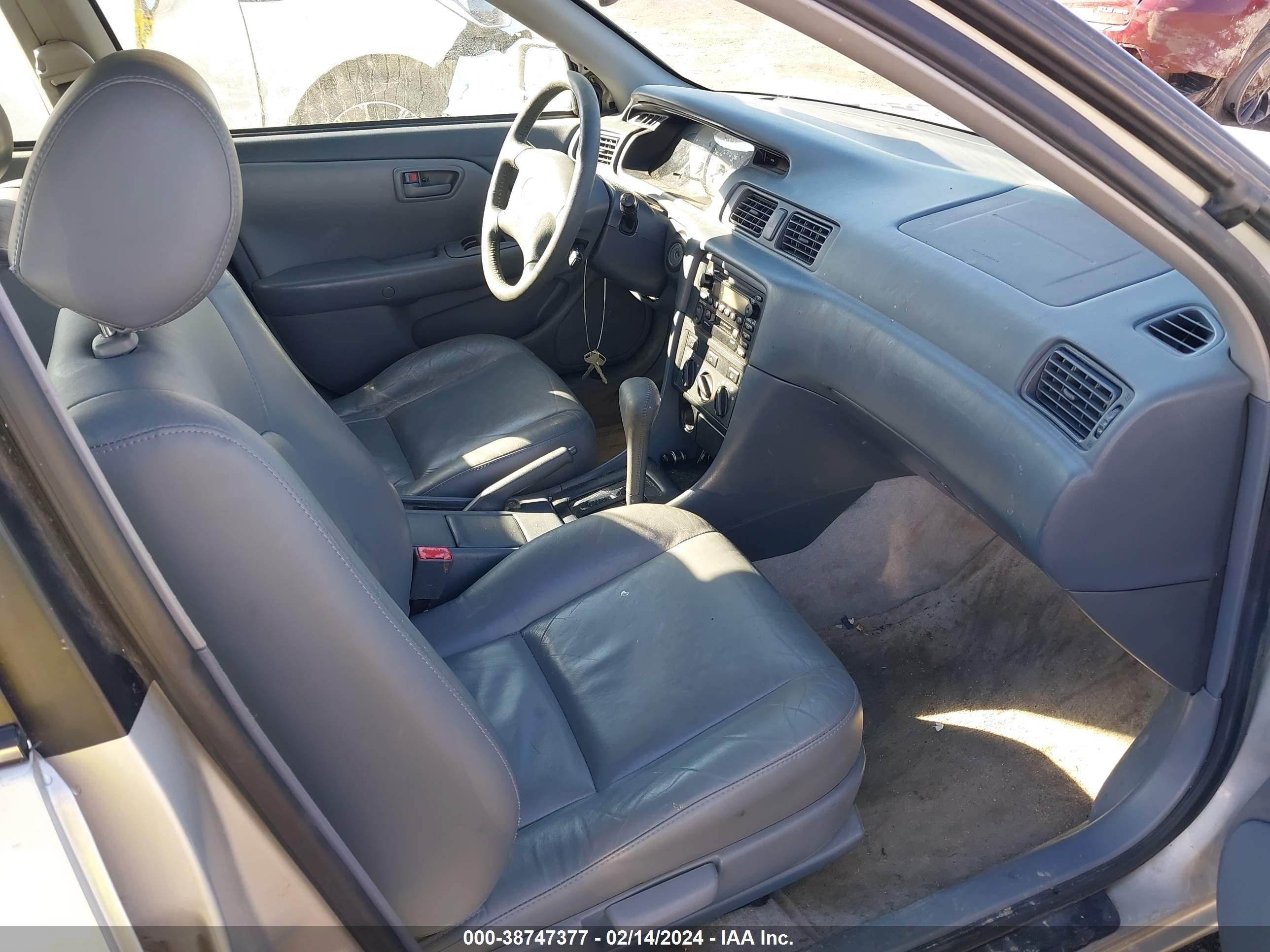 Photo 4 VIN: 4T1BF22K8YU112515 - TOYOTA CAMRY 