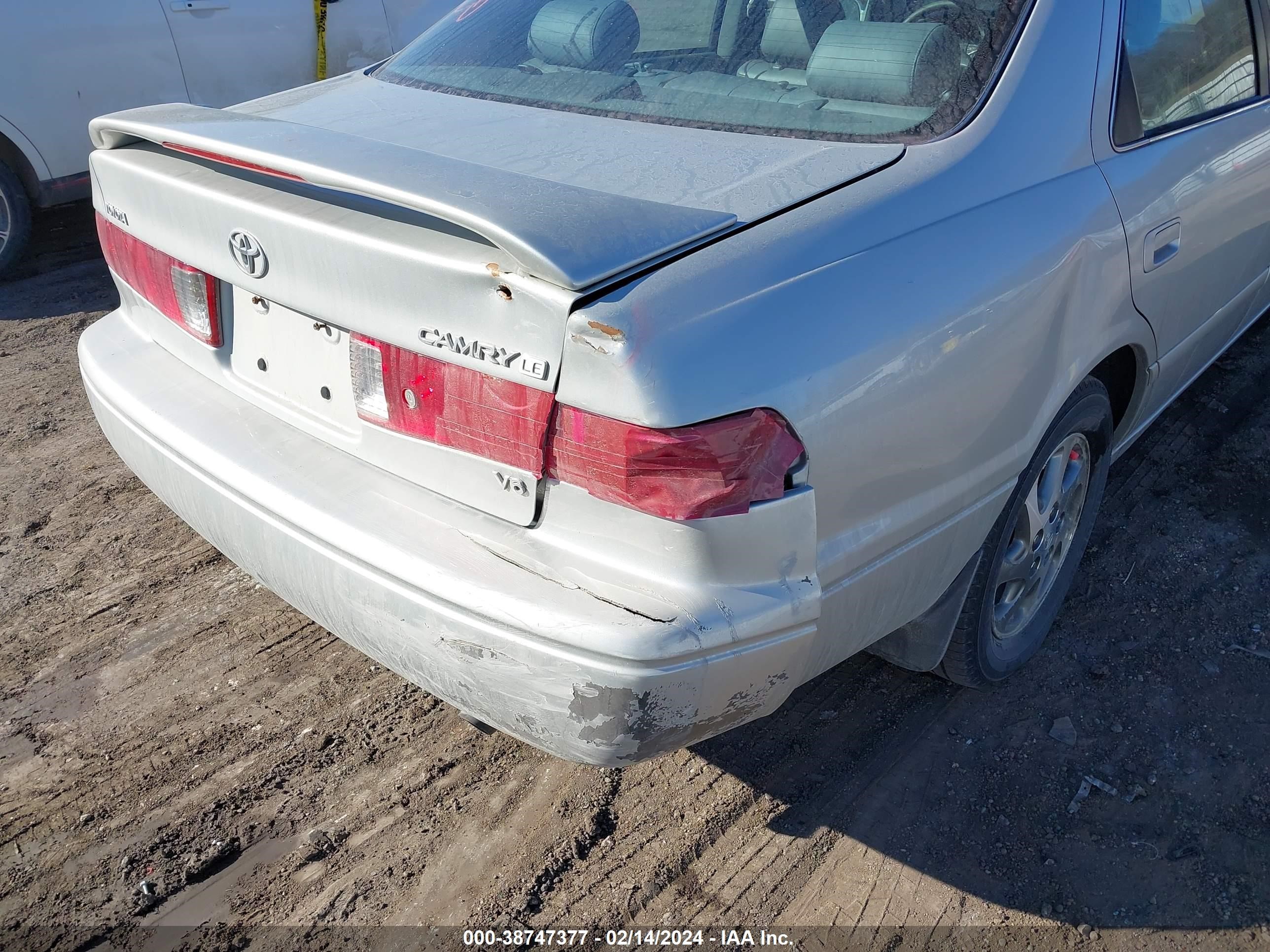 Photo 5 VIN: 4T1BF22K8YU112515 - TOYOTA CAMRY 