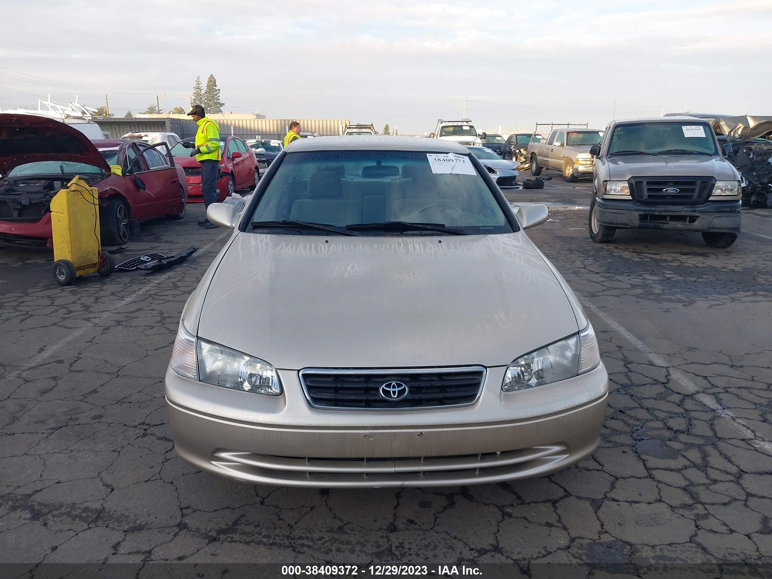 Photo 11 VIN: 4T1BF22K9YU948687 - TOYOTA CAMRY 