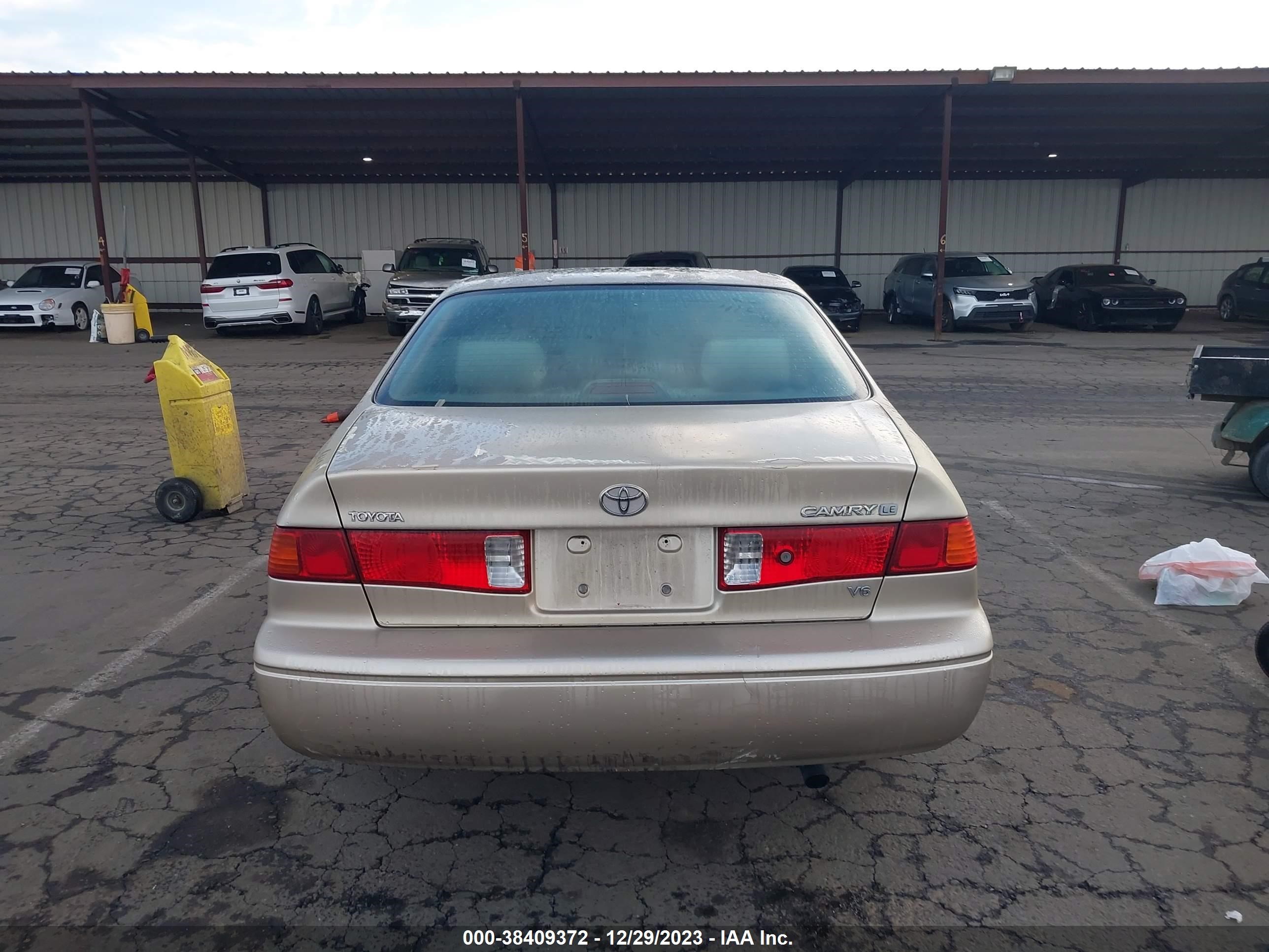 Photo 15 VIN: 4T1BF22K9YU948687 - TOYOTA CAMRY 