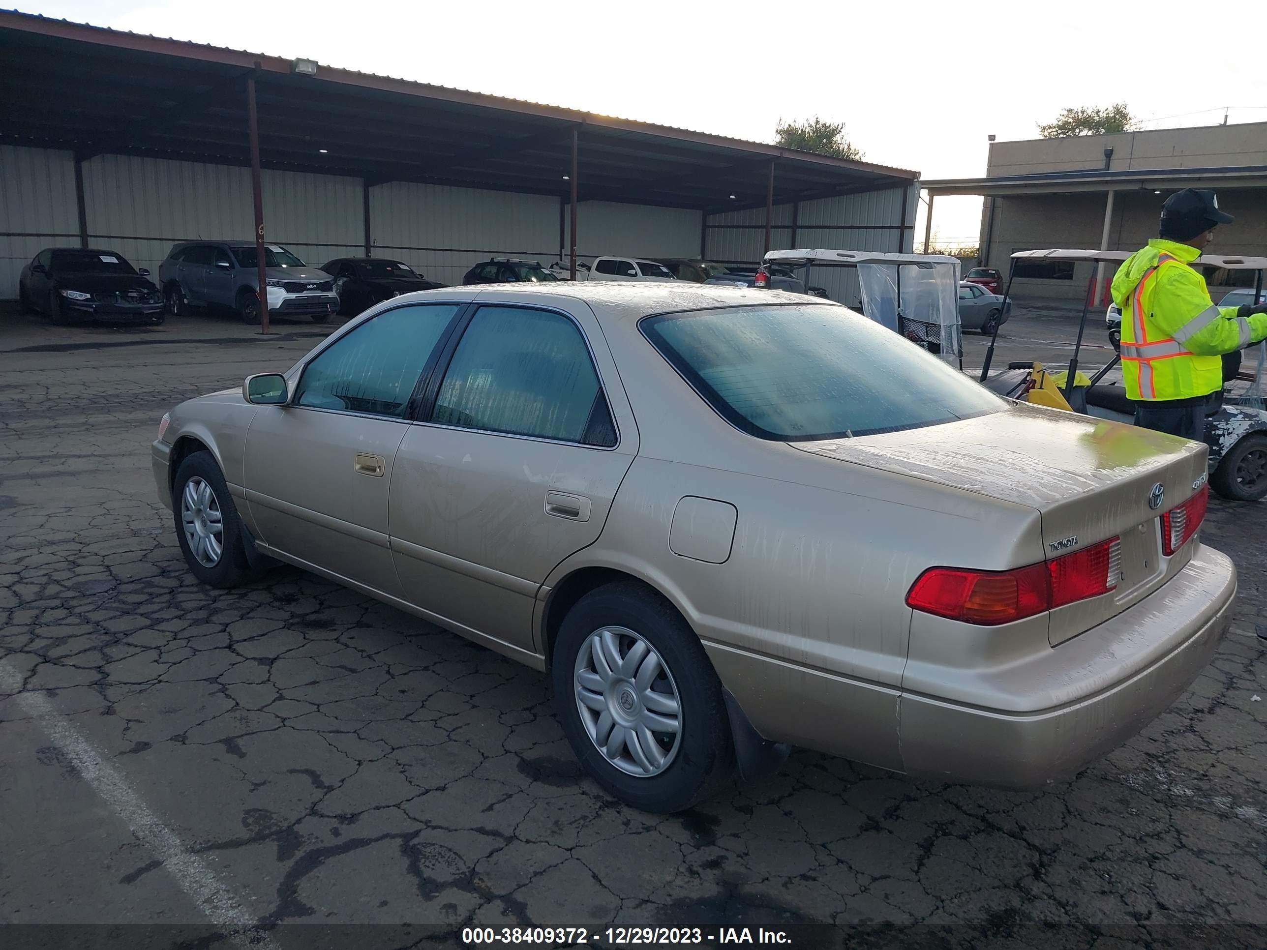 Photo 2 VIN: 4T1BF22K9YU948687 - TOYOTA CAMRY 