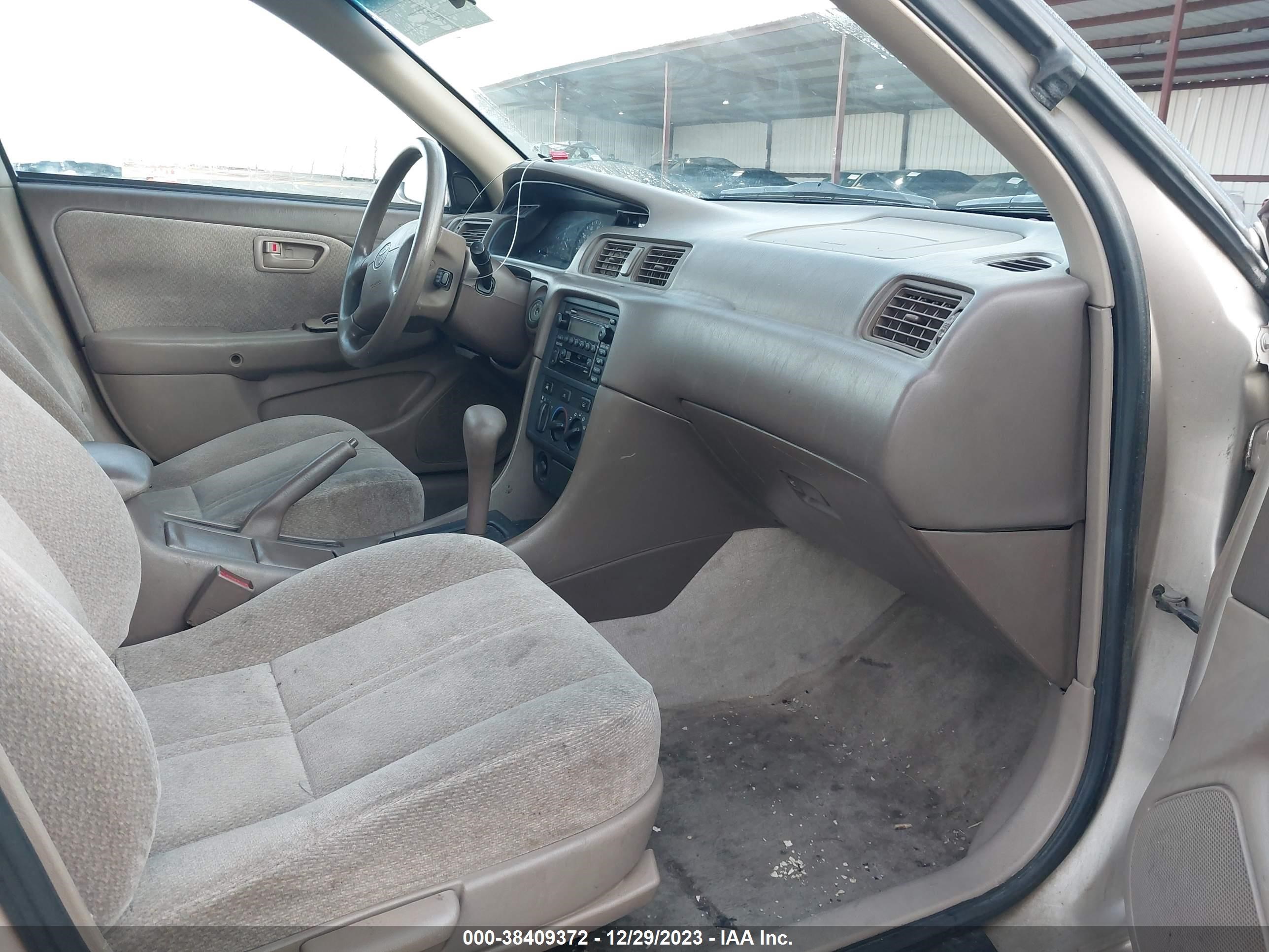 Photo 4 VIN: 4T1BF22K9YU948687 - TOYOTA CAMRY 