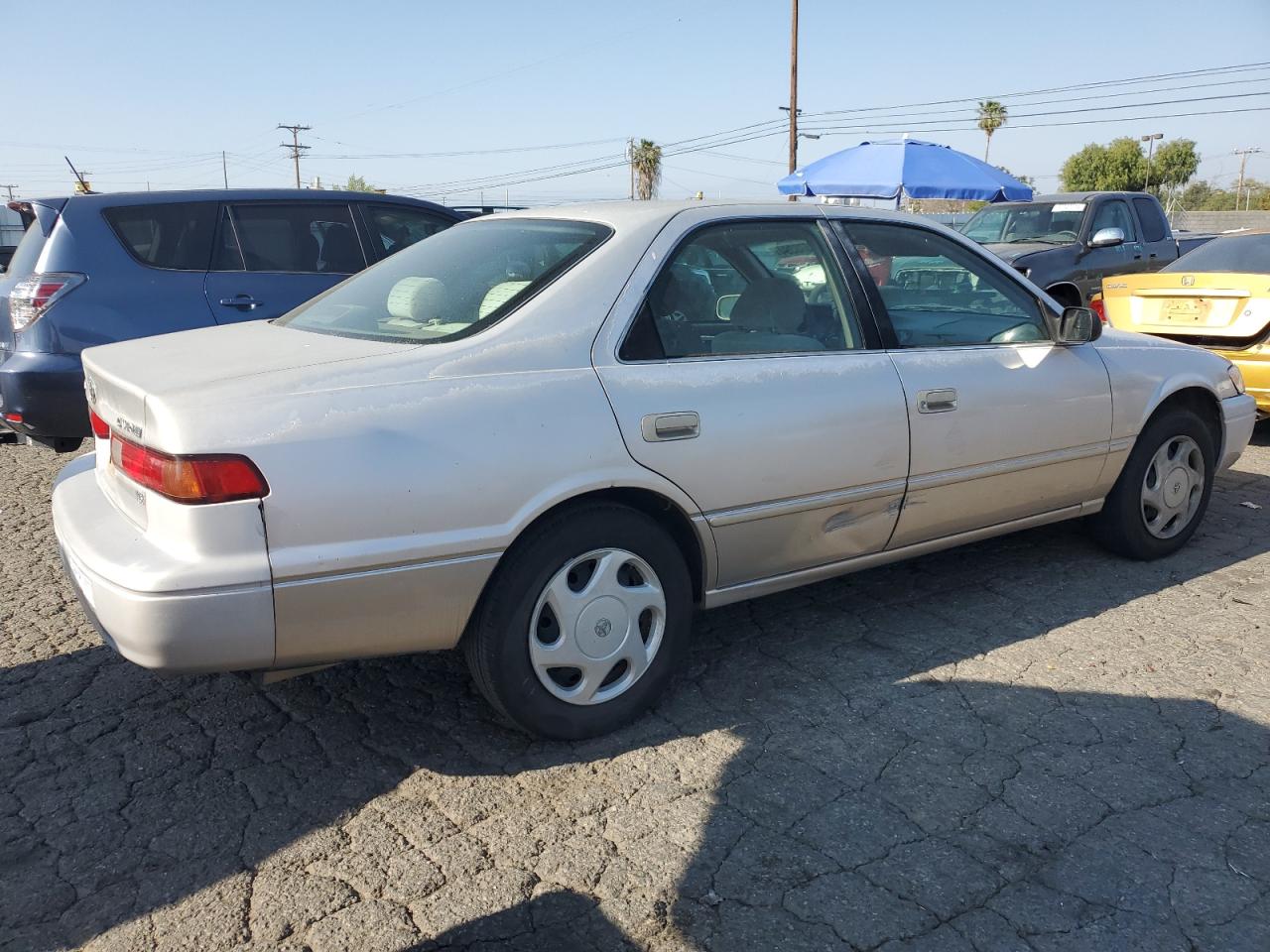 Photo 2 VIN: 4T1BF22KXVU911305 - TOYOTA CAMRY 