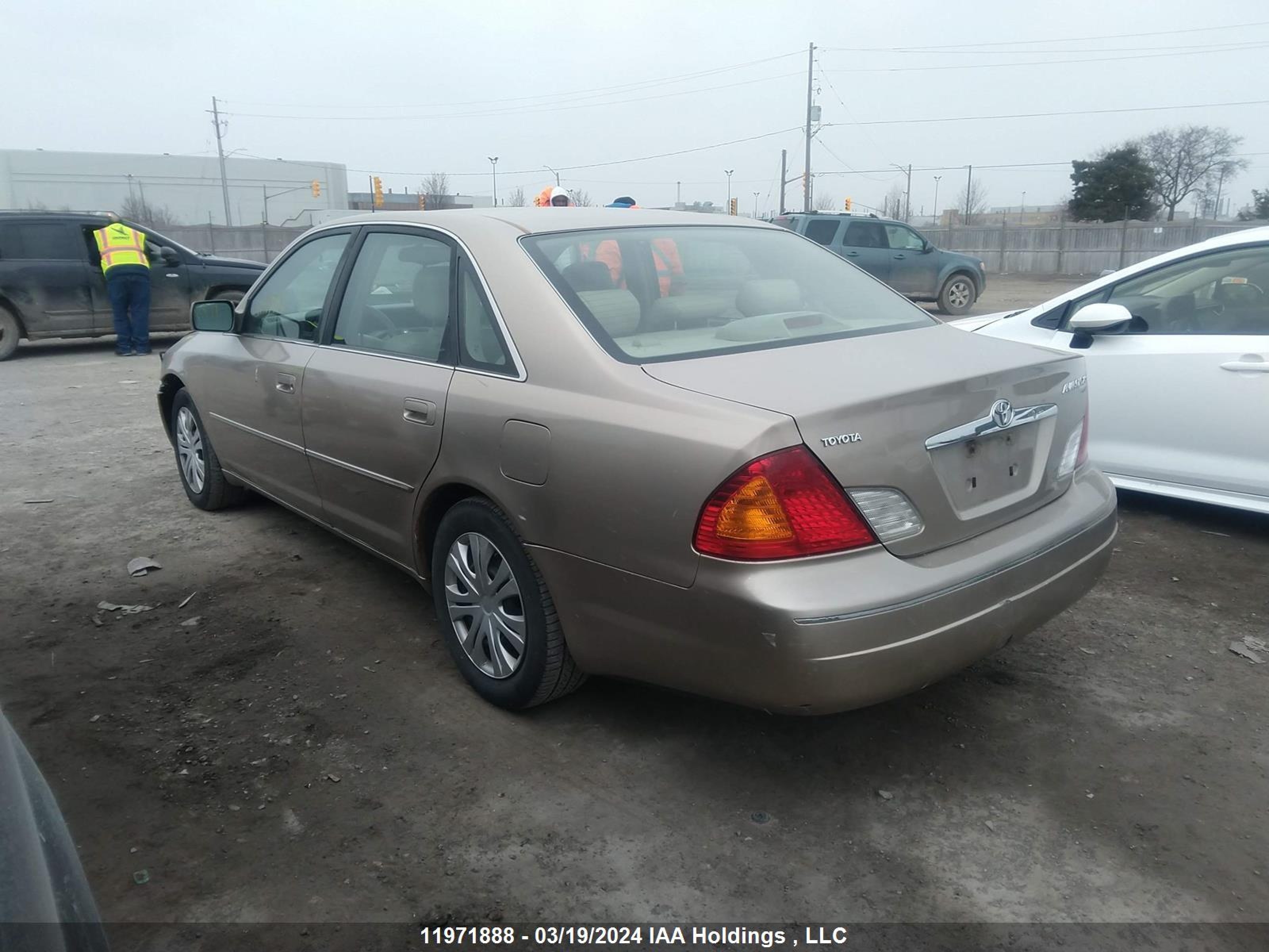 Photo 2 VIN: 4T1BF28B1YU037468 - TOYOTA AVALON 