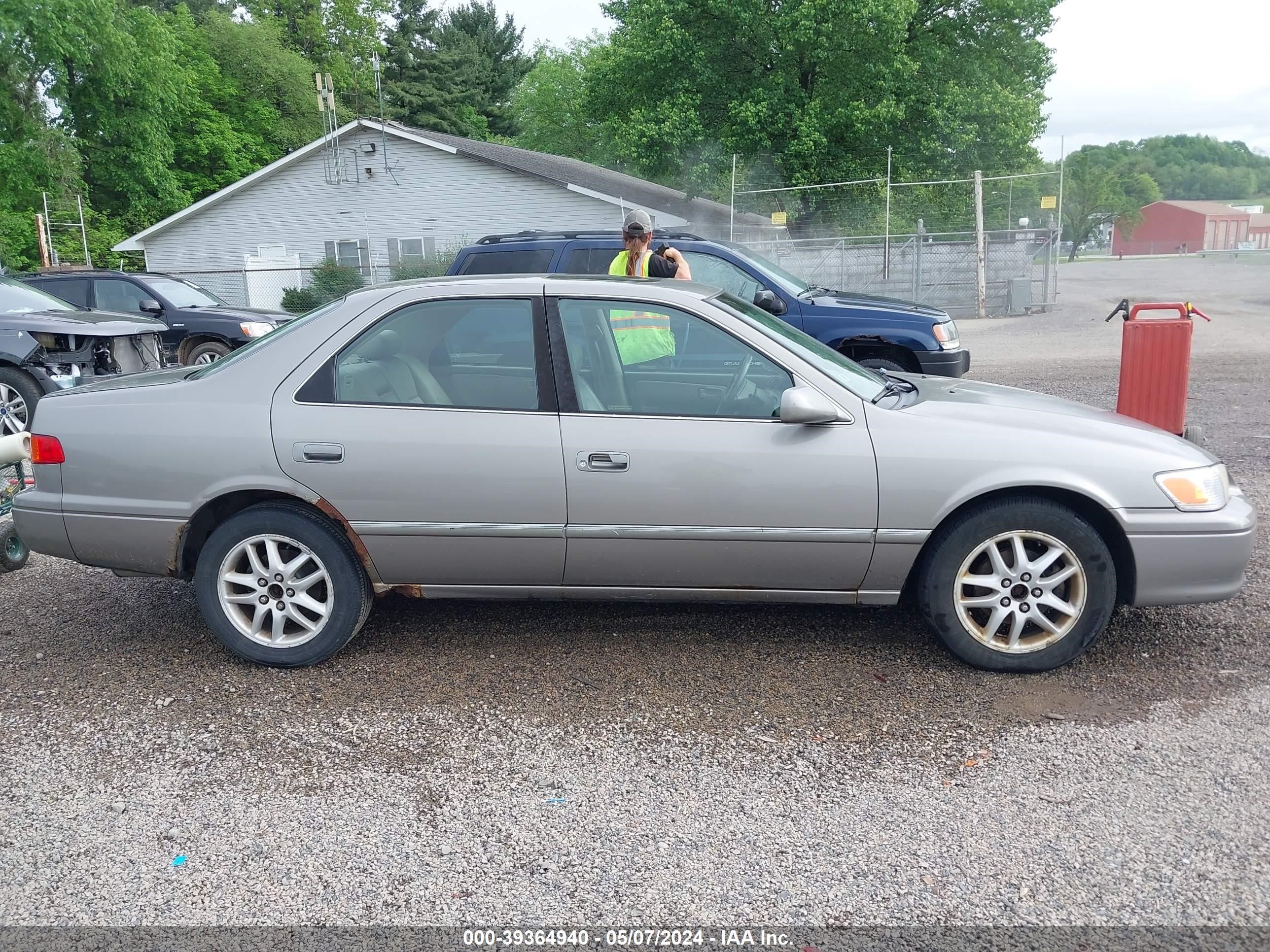 Photo 12 VIN: 4T1BF28K2YU094889 - TOYOTA CAMRY 