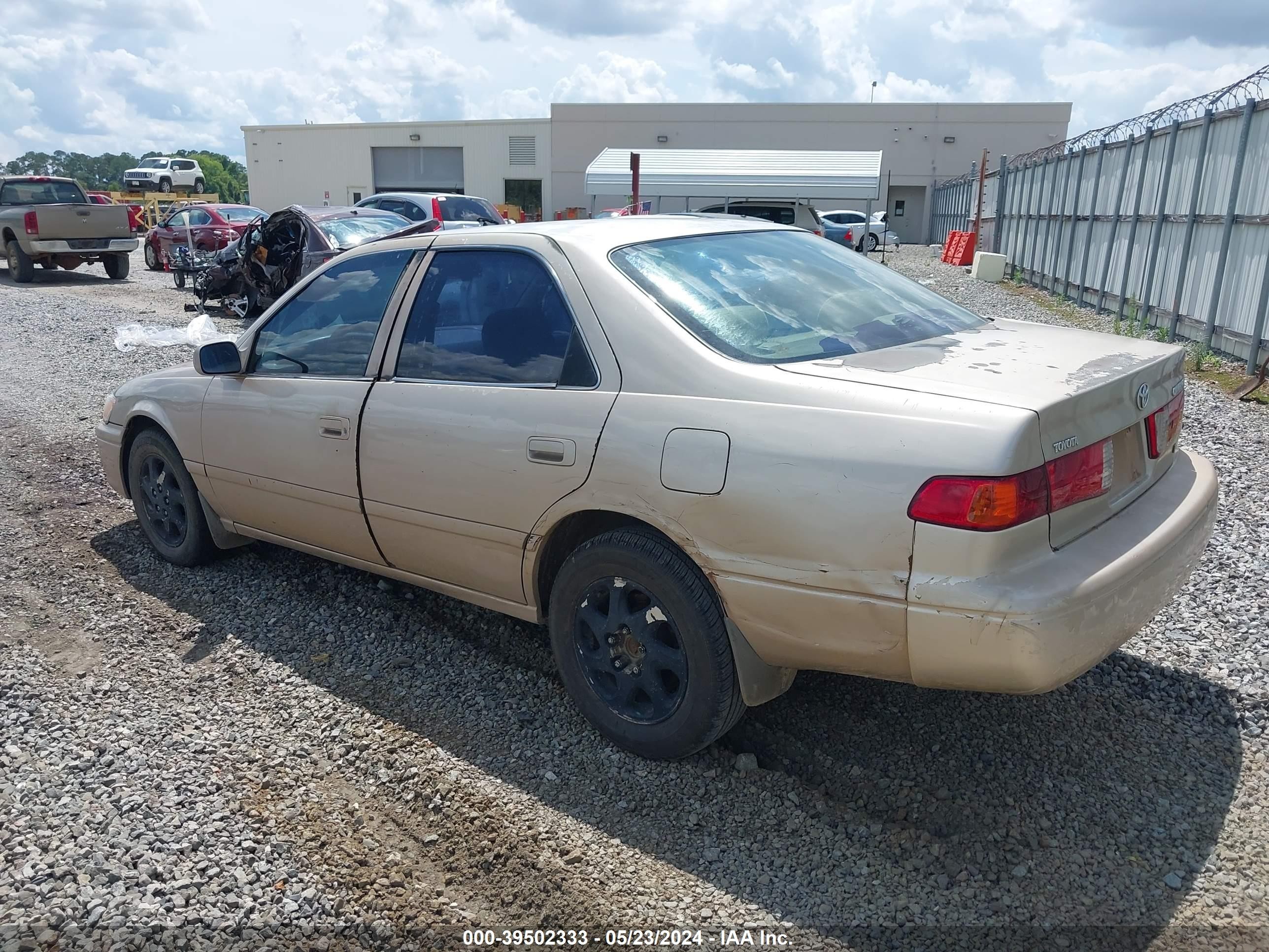 Photo 2 VIN: 4T1BF28K2YU951180 - TOYOTA CAMRY 