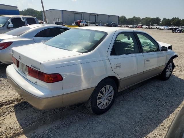 Photo 2 VIN: 4T1BF28K3YU935330 - TOYOTA CAMRY LE 