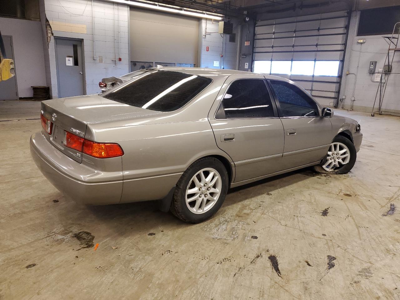 Photo 2 VIN: 4T1BF28K5YU103777 - TOYOTA CAMRY 