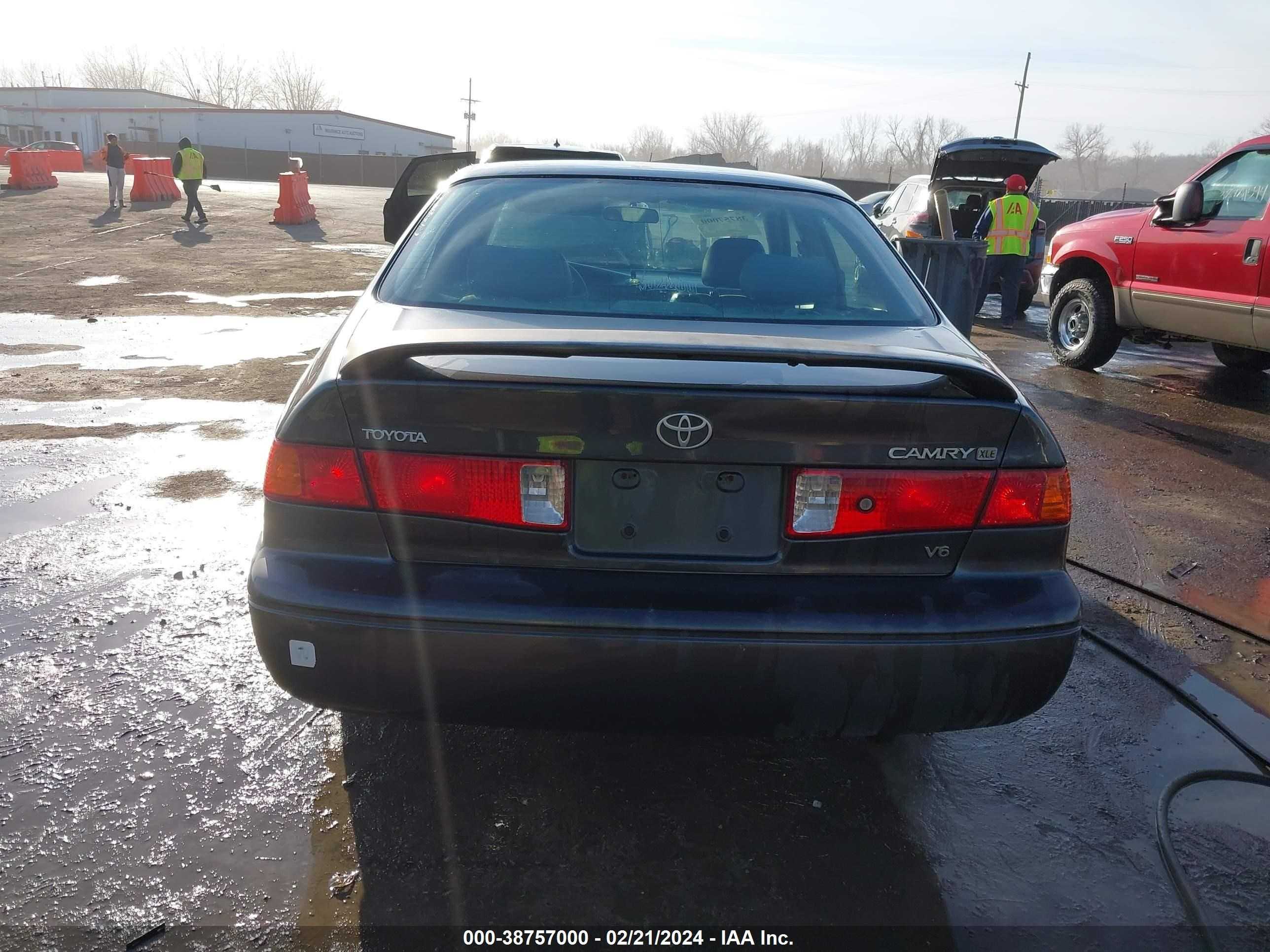 Photo 15 VIN: 4T1BF28K8YU939521 - TOYOTA CAMRY 