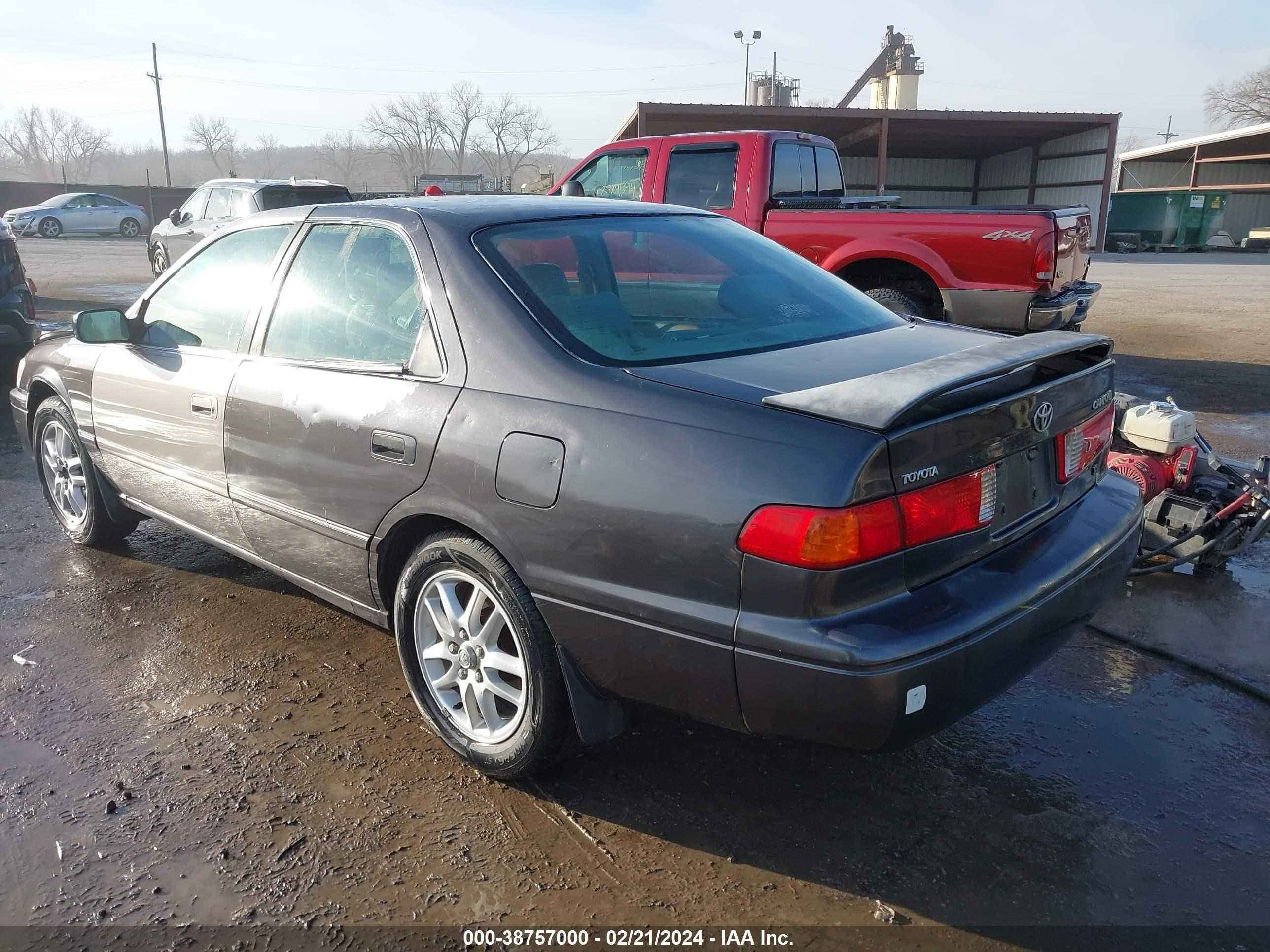 Photo 2 VIN: 4T1BF28K8YU939521 - TOYOTA CAMRY 