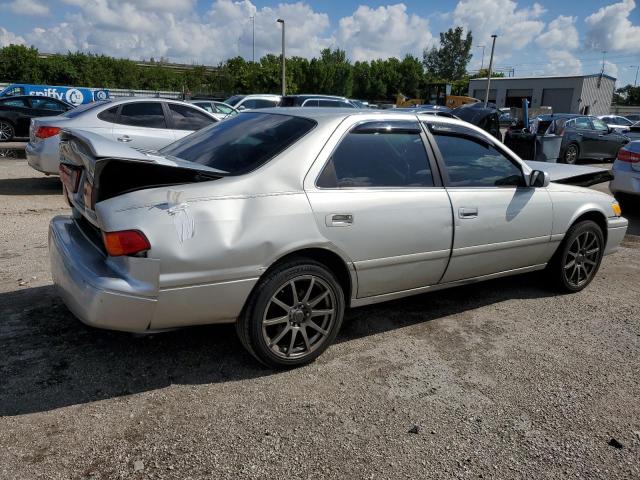 Photo 2 VIN: 4T1BF28K9YU096347 - TOYOTA CAMRY LE 