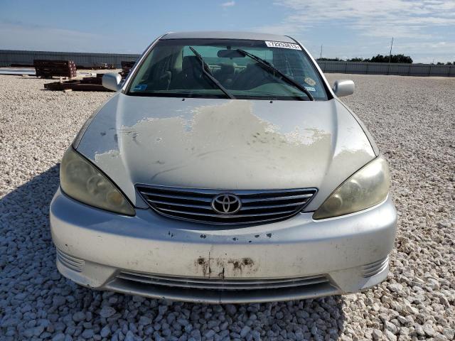 Photo 4 VIN: 4T1BF30K05U110259 - TOYOTA CAMRY LE 