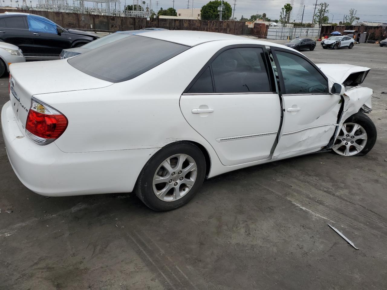 Photo 2 VIN: 4T1BF30K85U097812 - TOYOTA CAMRY 