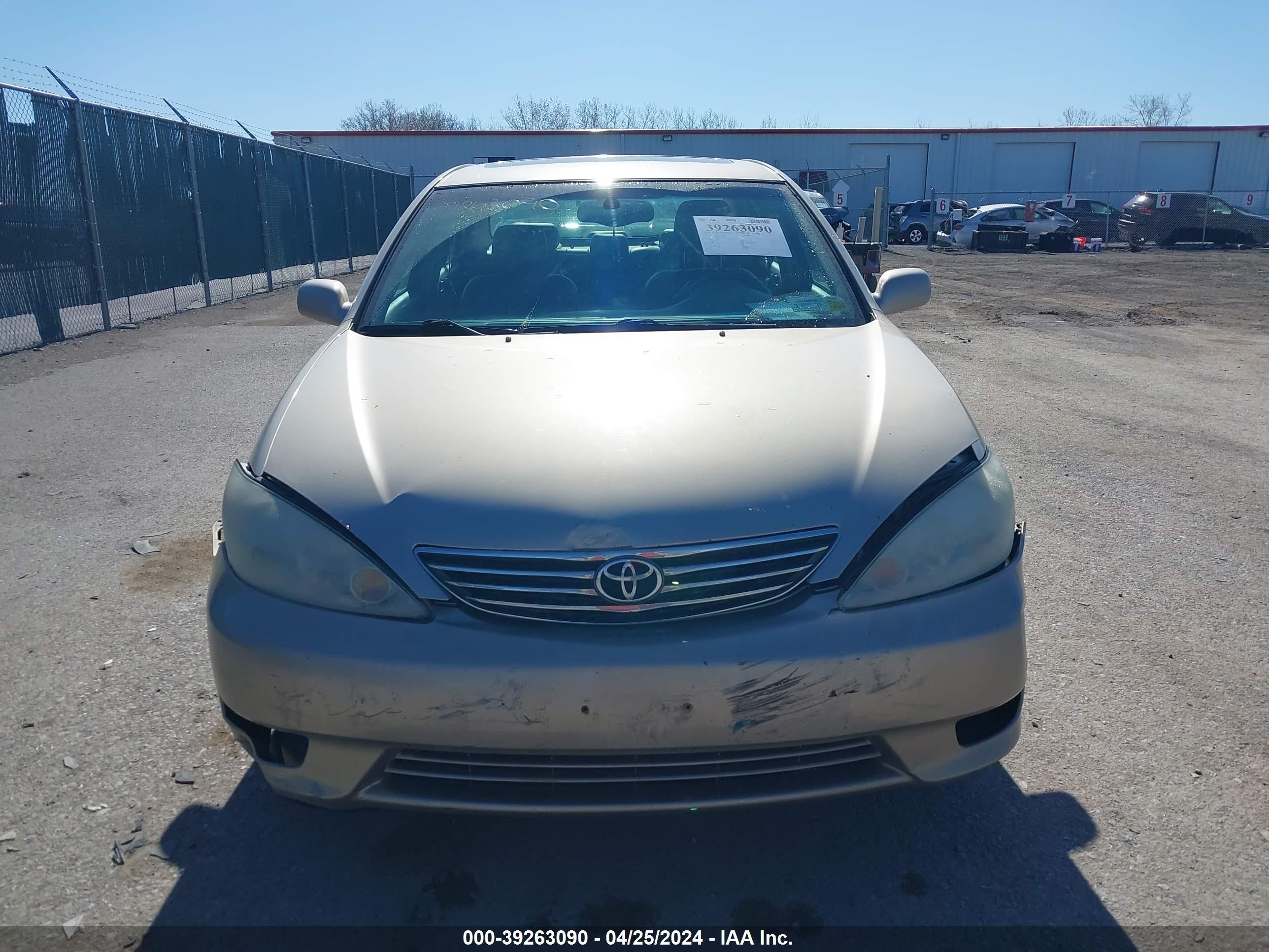 Photo 11 VIN: 4T1BF30KX5U088870 - TOYOTA CAMRY 