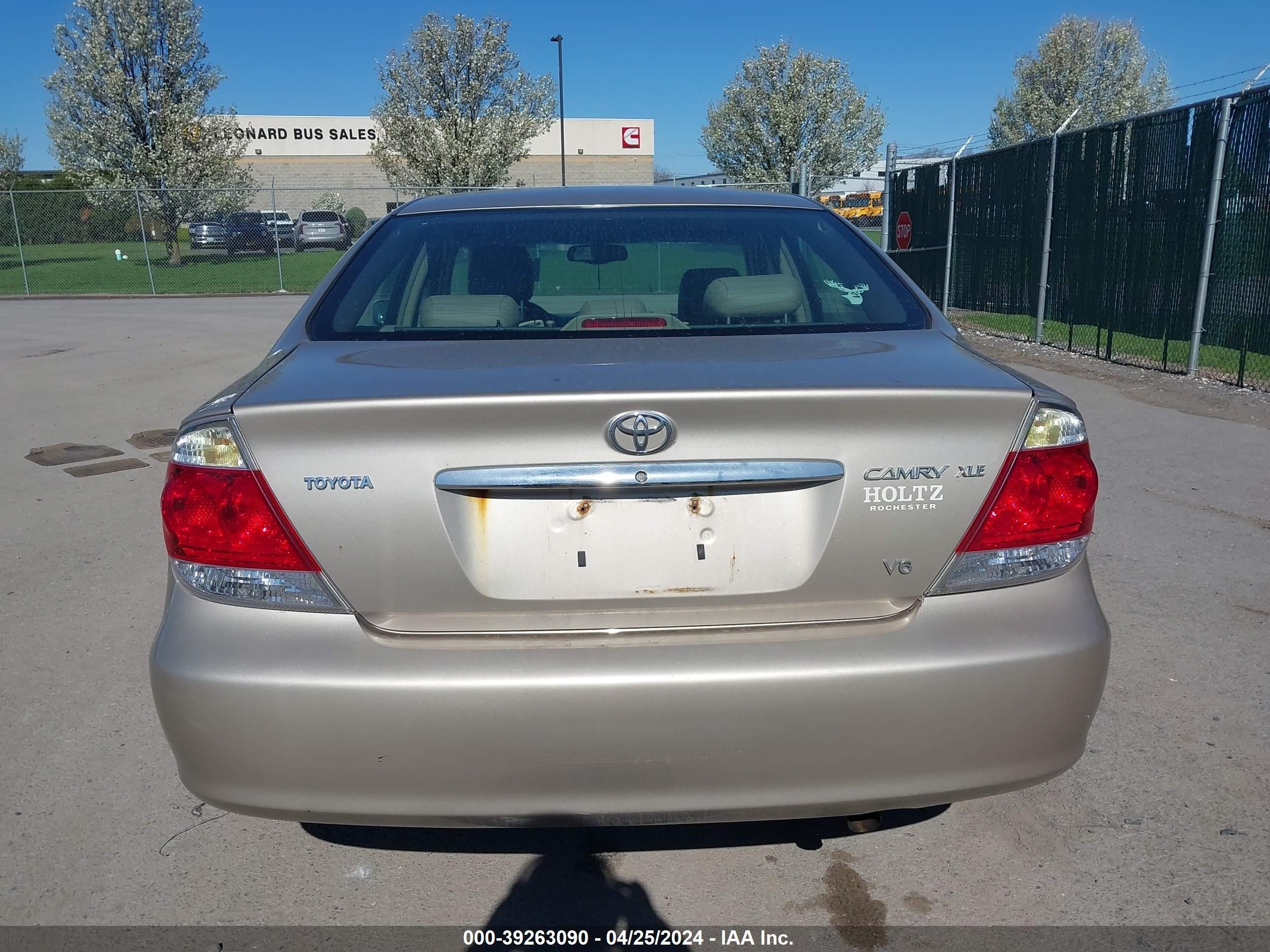 Photo 15 VIN: 4T1BF30KX5U088870 - TOYOTA CAMRY 