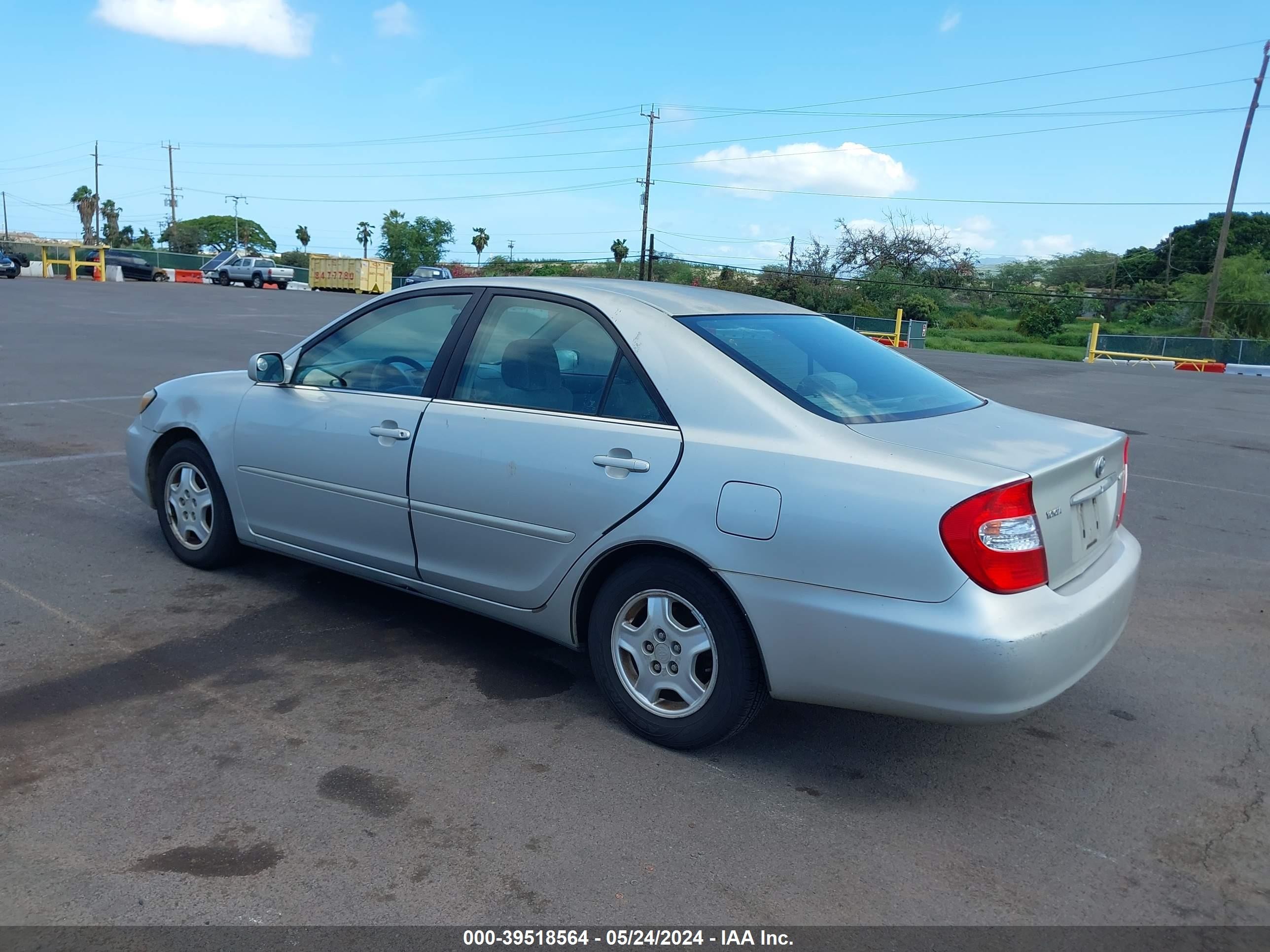 Photo 2 VIN: 4T1BF32K12U013581 - TOYOTA CAMRY 