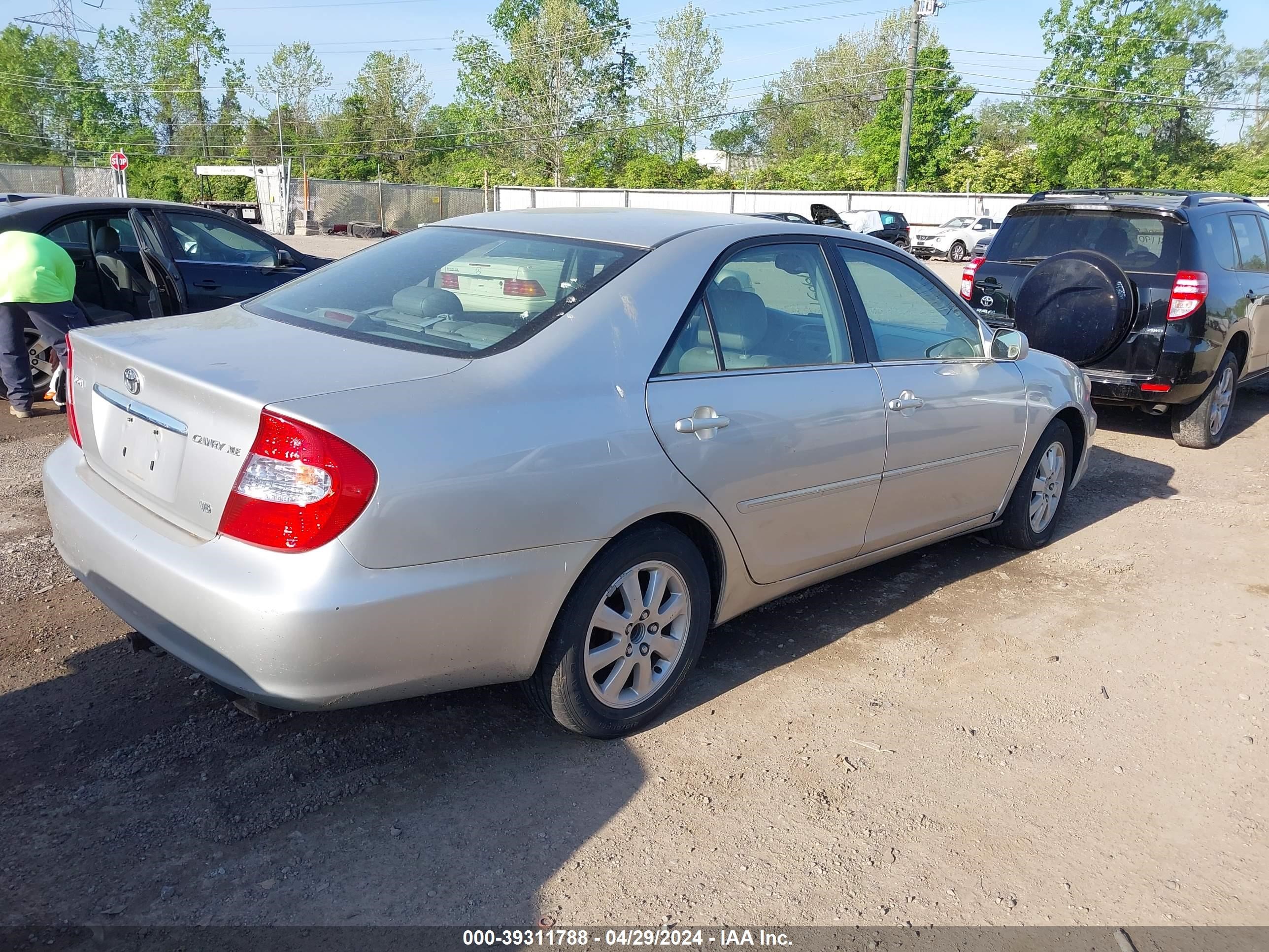 Photo 3 VIN: 4T1BF32K14U588993 - TOYOTA CAMRY 