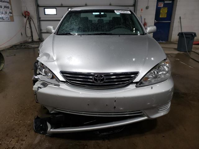 Photo 4 VIN: 4T1BF32K35U086083 - TOYOTA CAMRY LE 