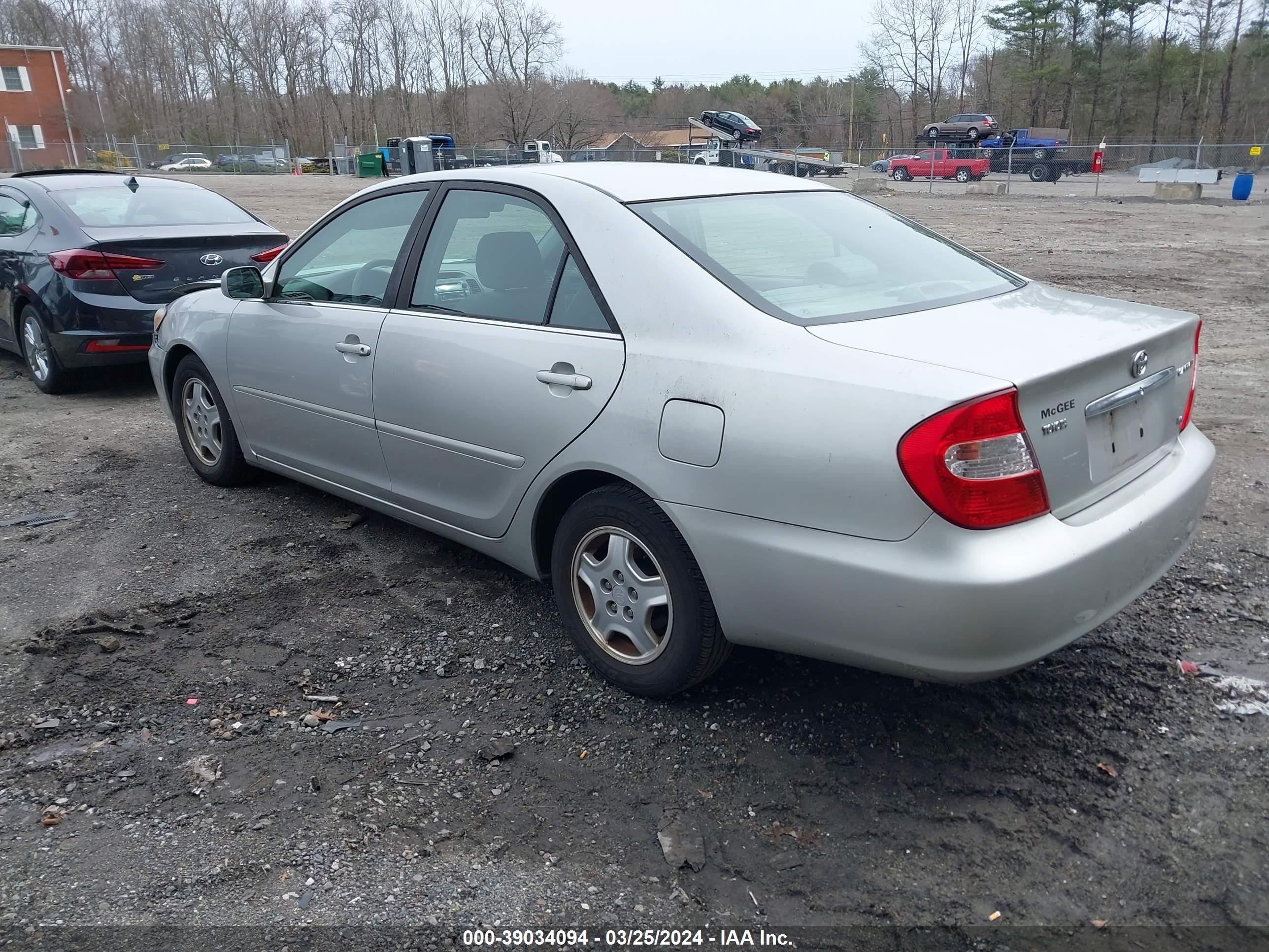 Photo 2 VIN: 4T1BF32K42U032075 - TOYOTA CAMRY 