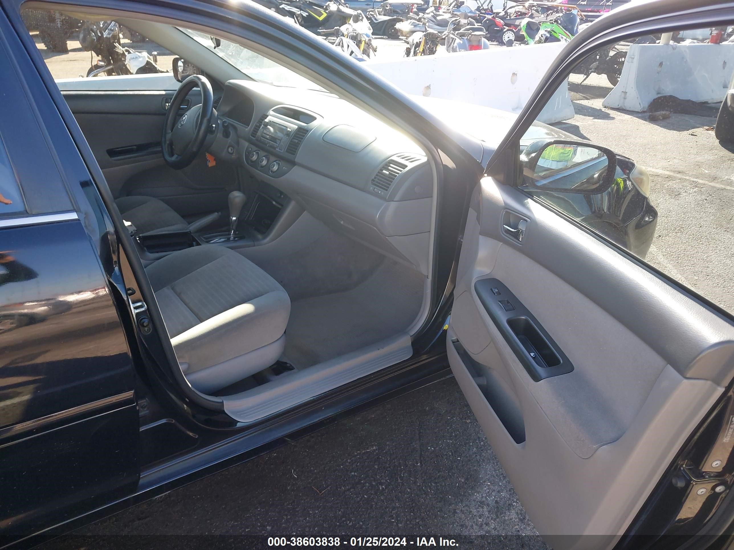 Photo 4 VIN: 4T1BF32K45U101612 - TOYOTA CAMRY 